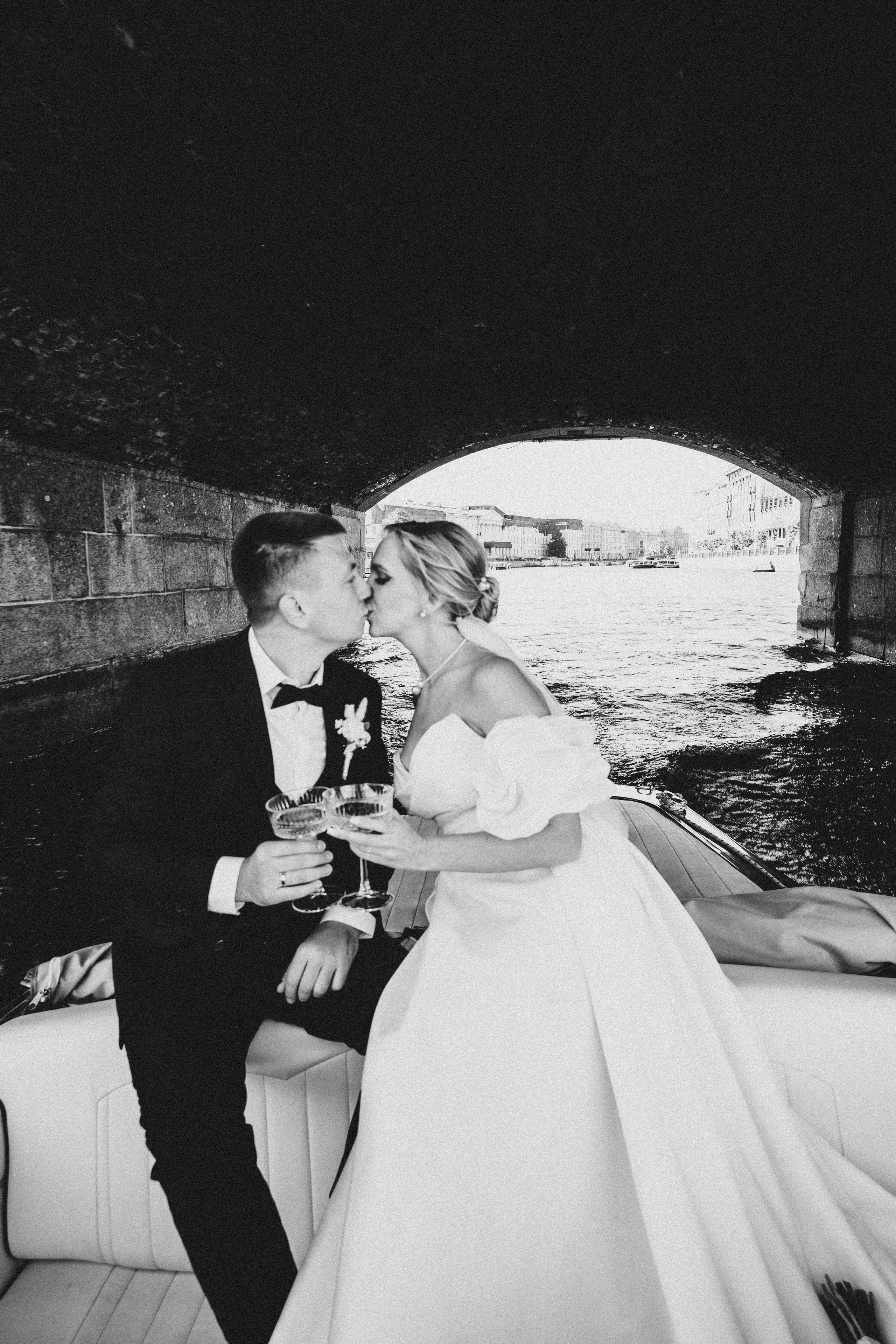 СВАДЕНБНАЯ СЬЕМКА НА КАТЕРЕ ПО КАНАЛАМ САНКТ-ПЕТЕРБУРГА И В АКВАТОРИИ НЕВЫ. Профессиональный фотограф, Санкт-Петербург — Виктория Богомолова