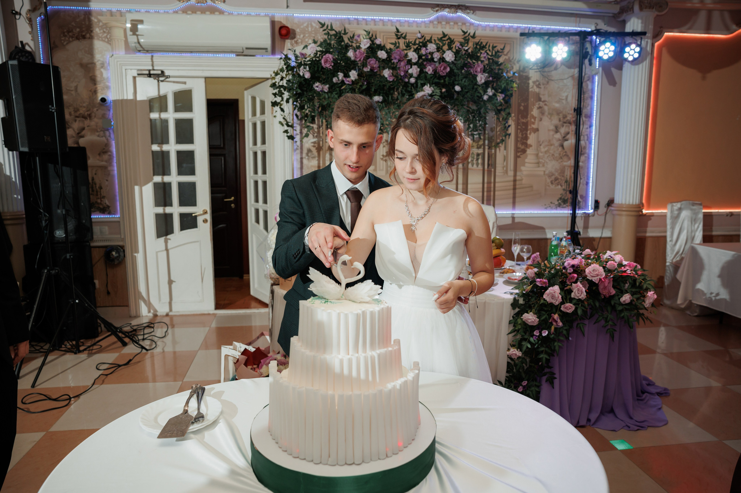 Константин и Дарья, ЗАГС ВДНХ, отель Soluxe, ресторан «Антик». Свадебный и репортажный фотограф (Москва, Королев и другие)
