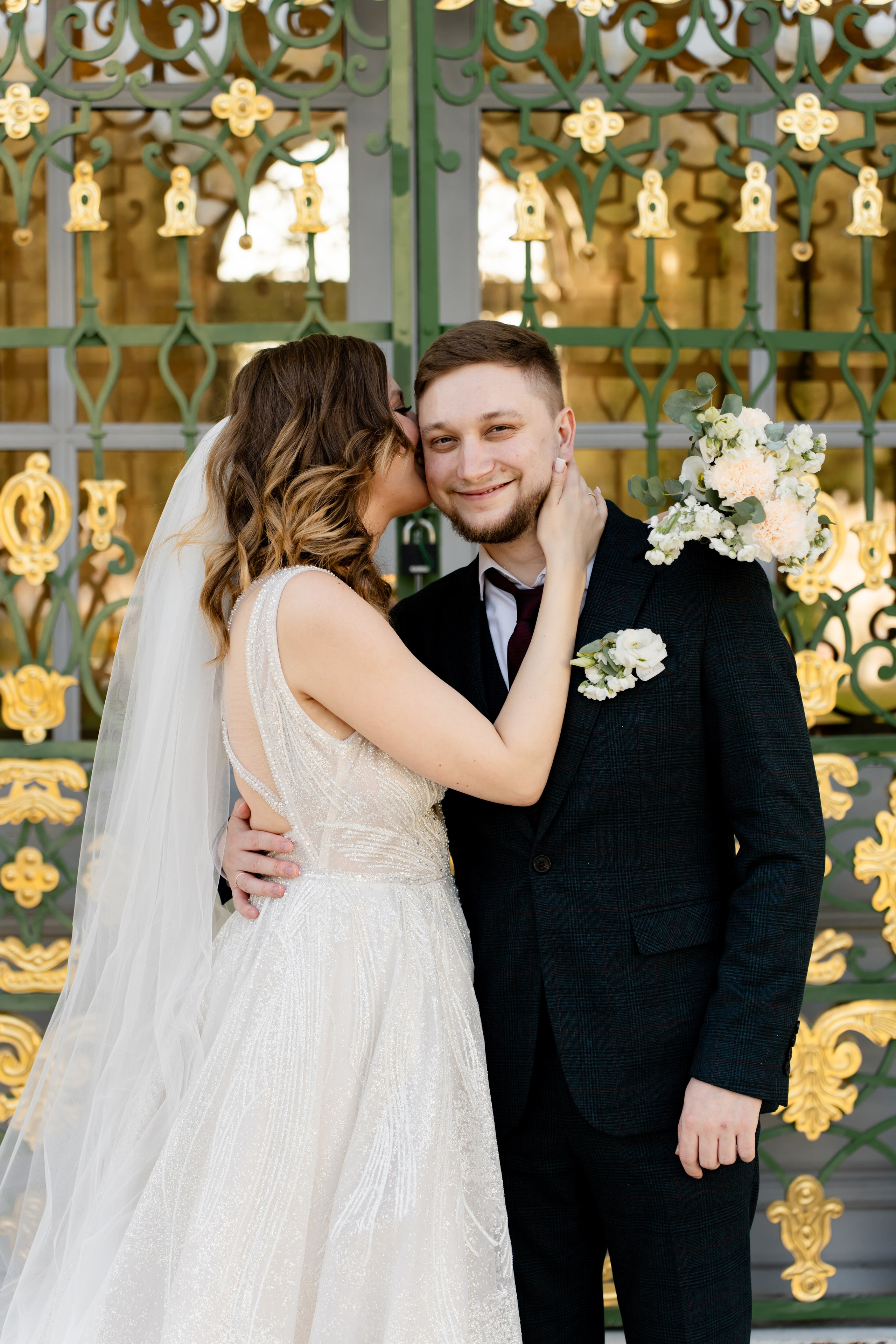 Невеста шепчет на ухо жениху 