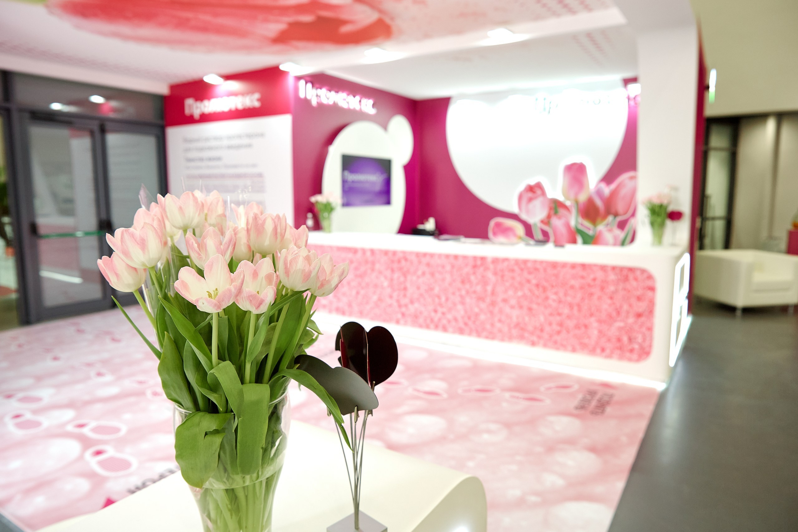 Стенд компании Angelini Pharma / Конференция РАРЧ 2023. Антон Артюшин, портретный фотограф. Москва