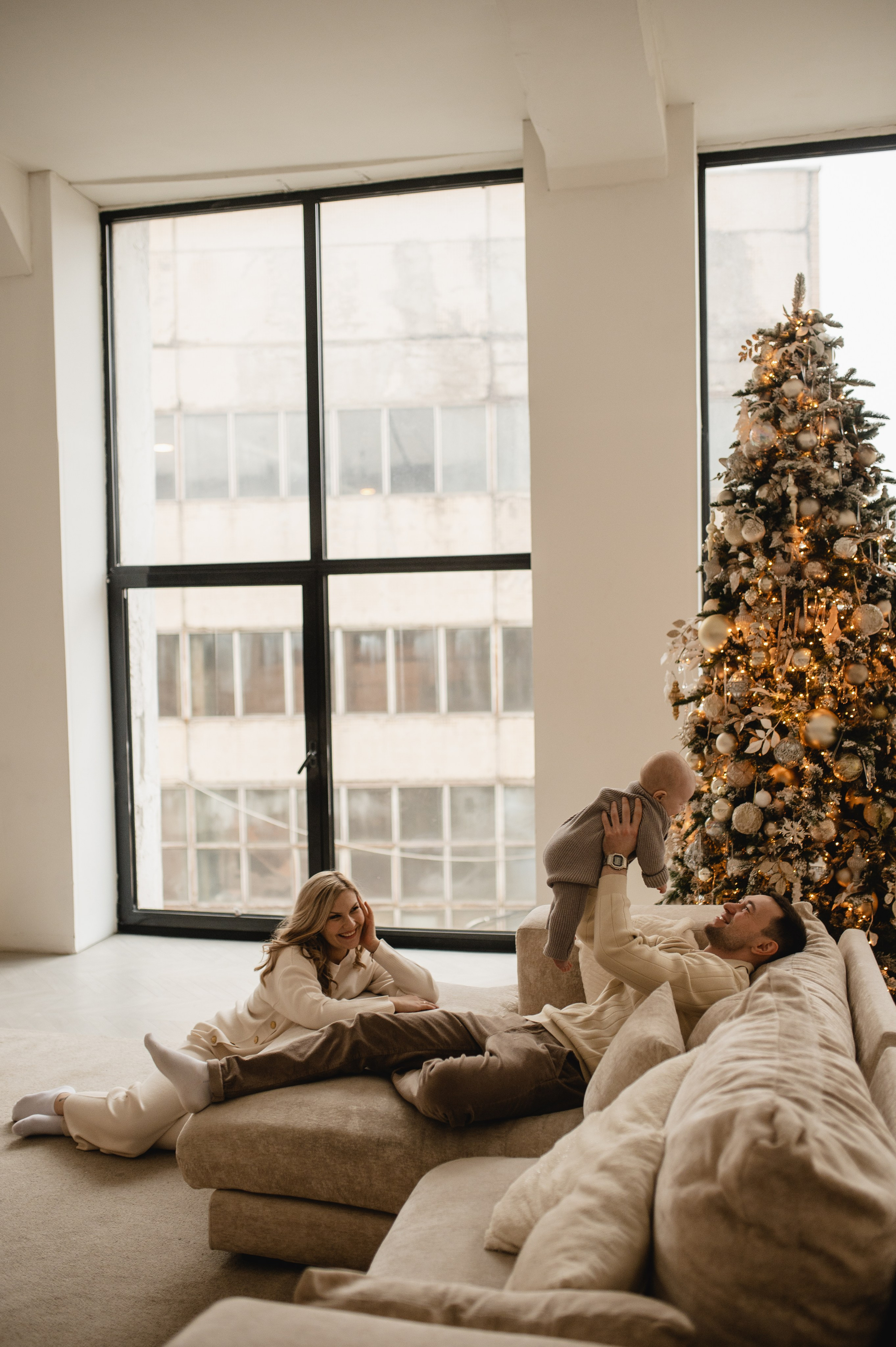 Новогодняя фотосессия в студии с малышом 6 месяцев в Бутово. Семейная фотосессия Бутово Москва фотограф Алина Морщагина