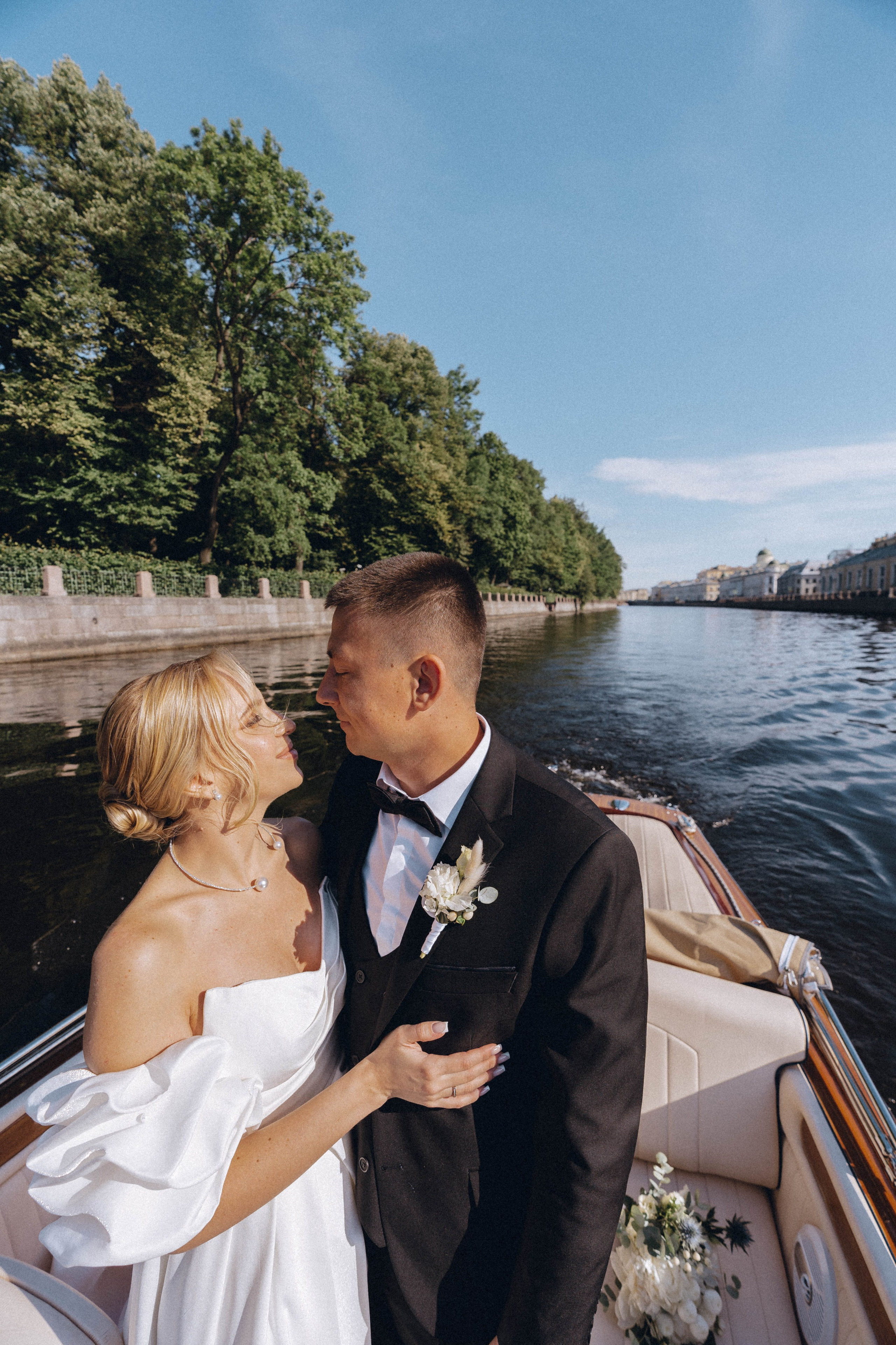 СВАДЕНБНАЯ СЬЕМКА НА КАТЕРЕ ПО КАНАЛАМ САНКТ-ПЕТЕРБУРГА И В АКВАТОРИИ НЕВЫ. Профессиональный фотограф, Санкт-Петербург — Виктория Богомолова