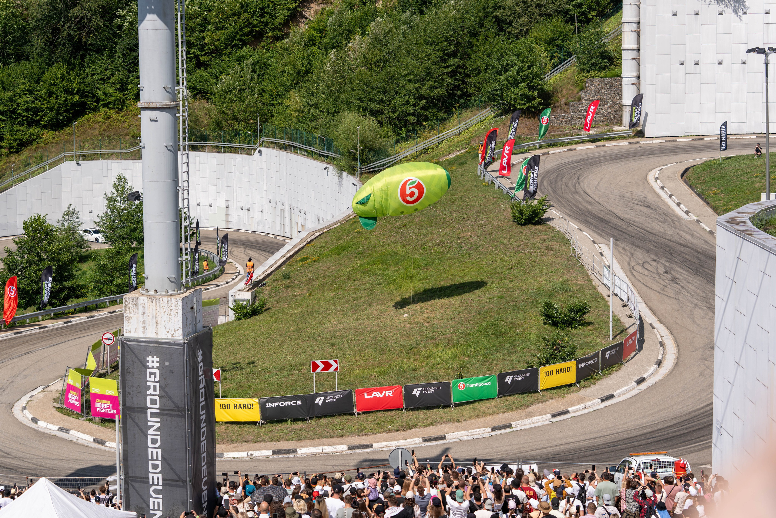 Фотоотчет партнеской интеграции для сети «Пятерочка» на фестивале «Grounded». Репортажный фотограф в Красной Поляне и Сочи Павлюченко Екатерина