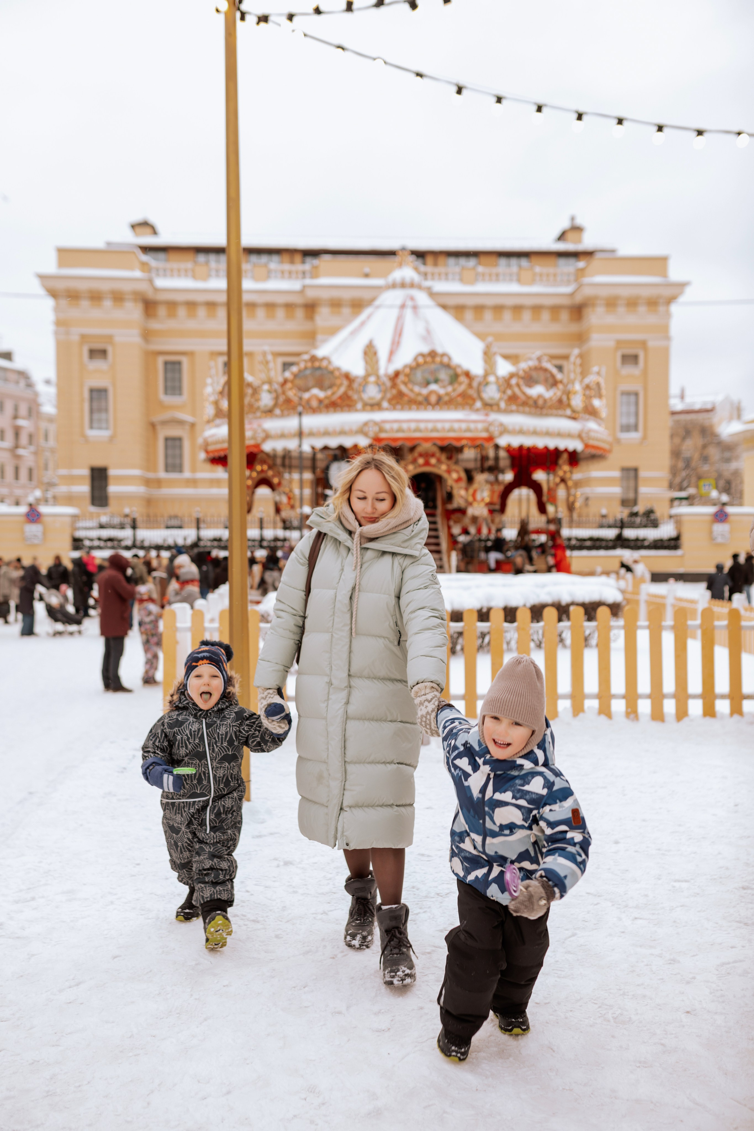 Семейная, Манежная площадь
