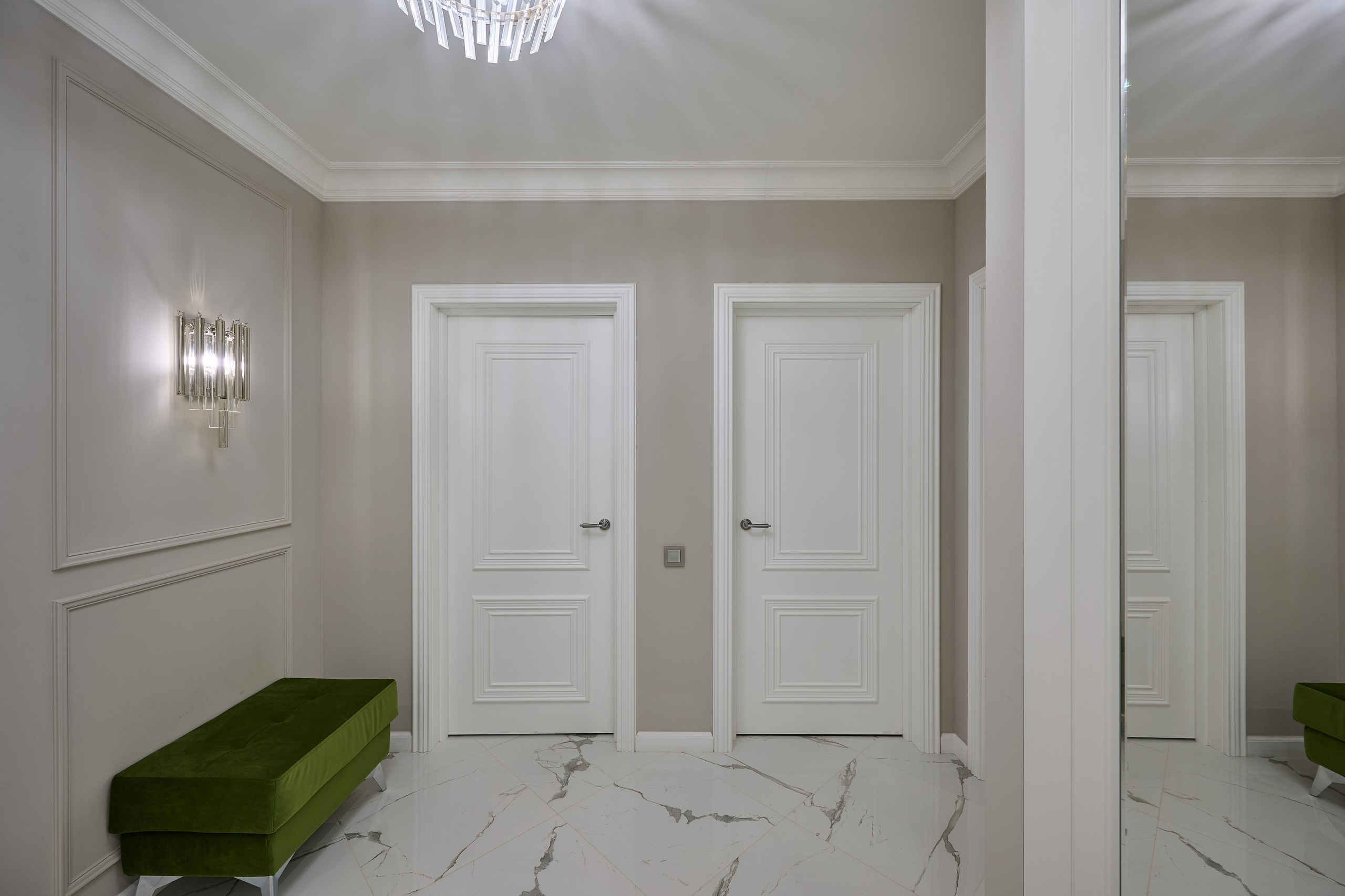 коридор с зеленым пуфиком светло оттенки белого белые светлые двери 