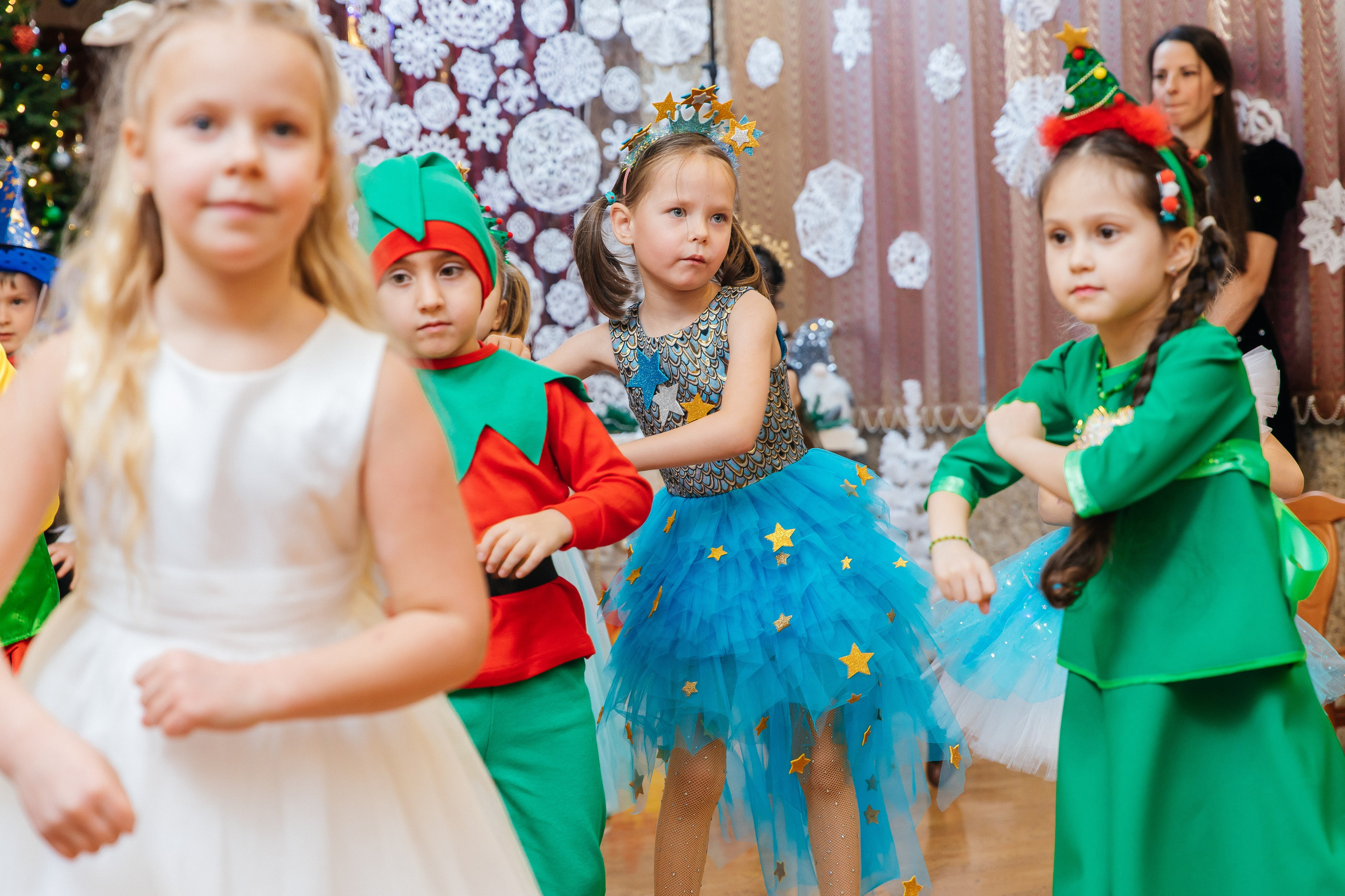 Детский сад № 93 — Утренник (27.12.2024). Свадебный и семейный фотограф Крамар Наталья