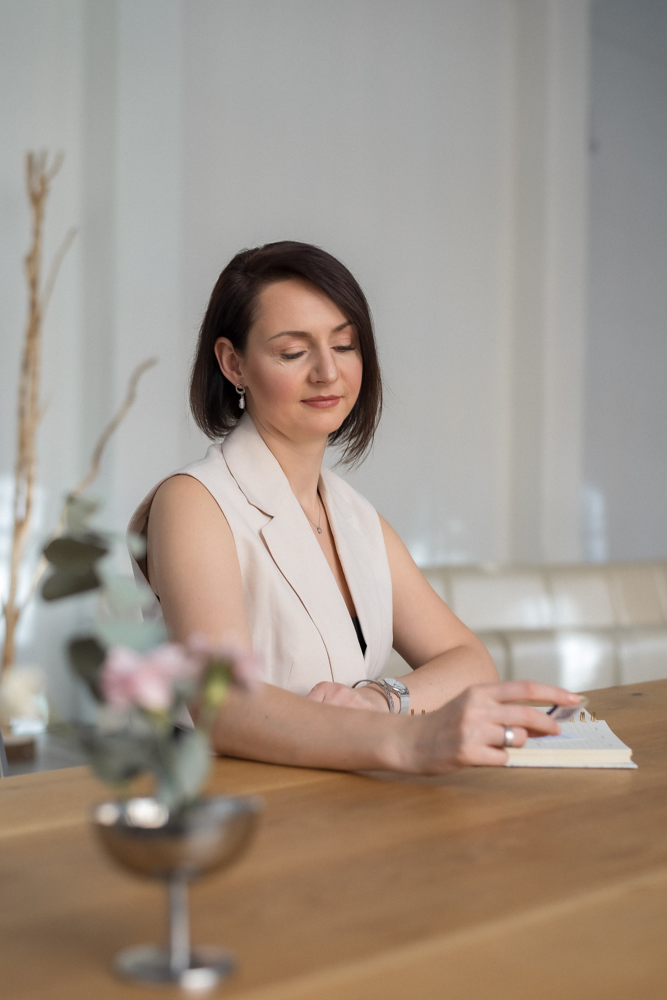 Портрет в минималистичной студии. КОНТЕНТ |БРЕНД фотограф Санкт-Петербург — Жанна Олтаржевская