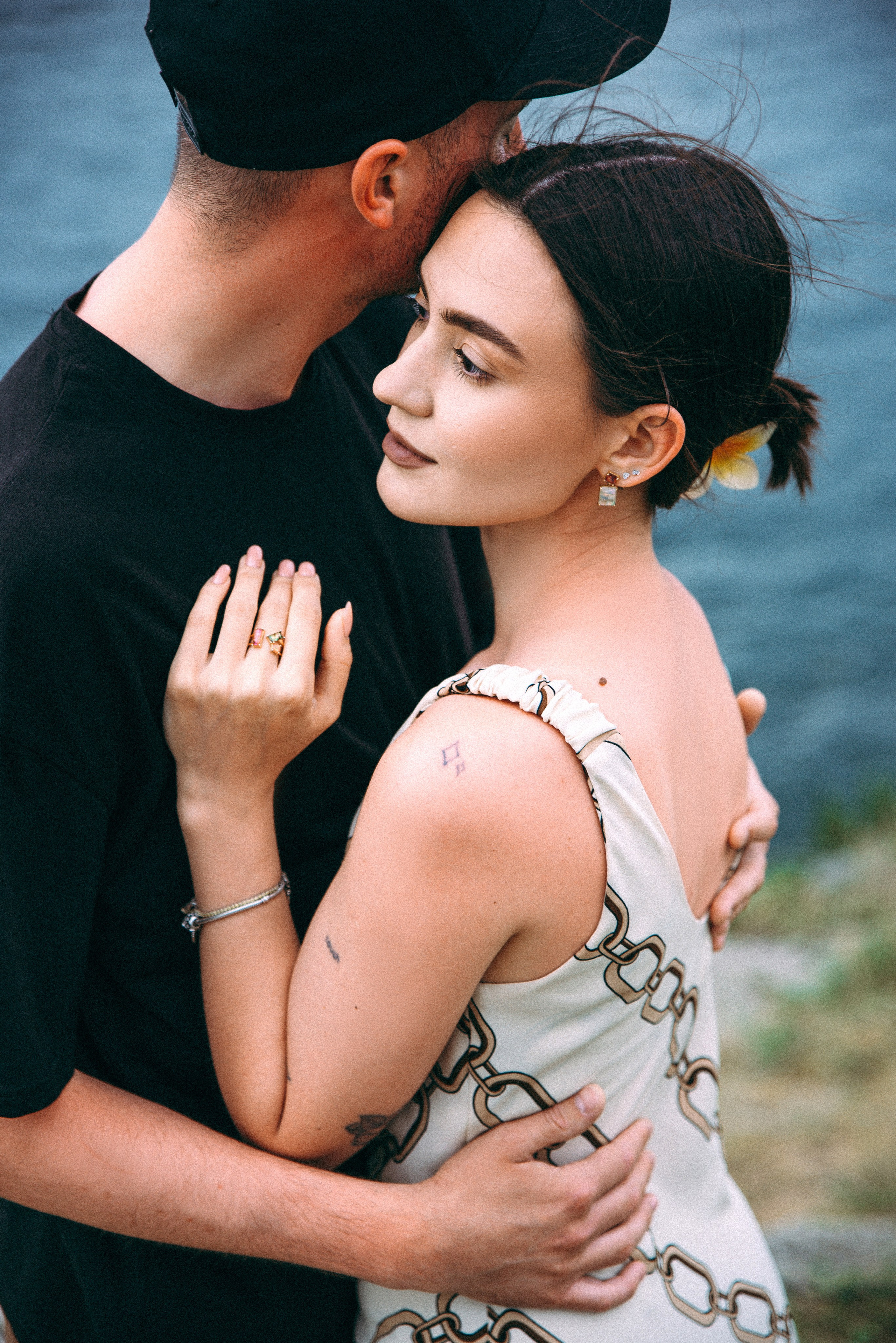 пара влюбленных в объятиях на берегу у обрыва