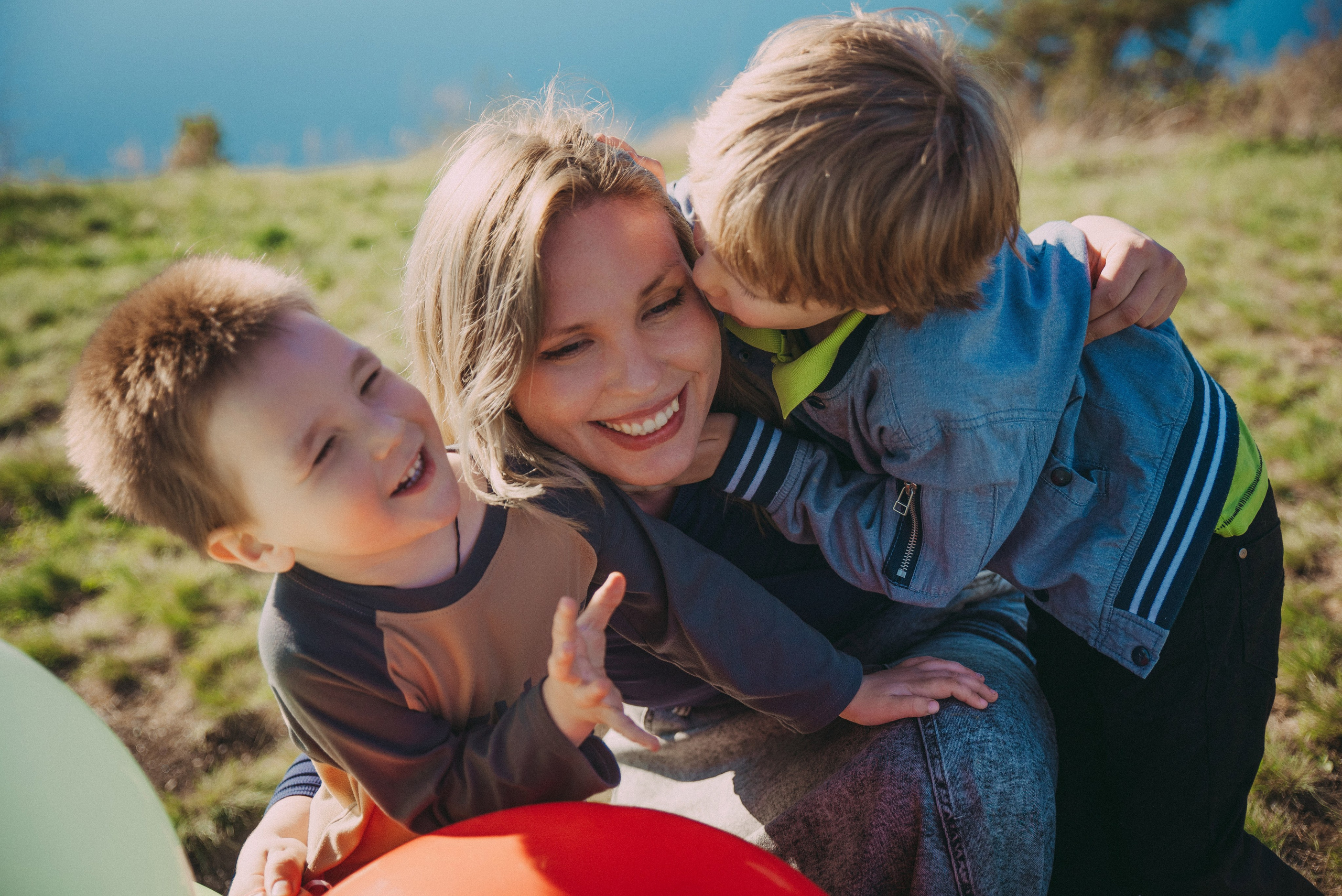 мамочка своих сыновей ловит поцелуи и обнимашки