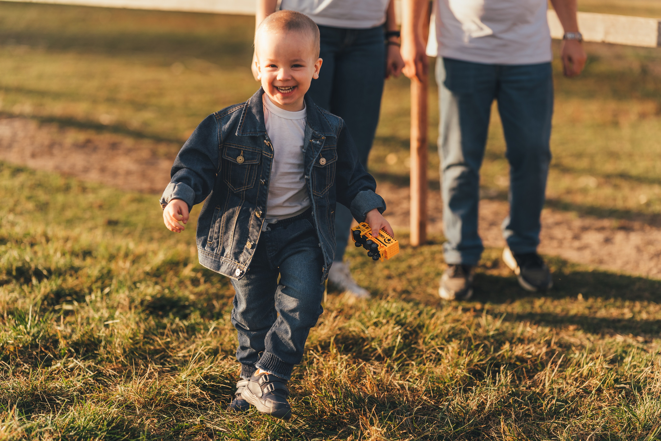 Фотосъемка маленького мальчика, который резвиться в поле