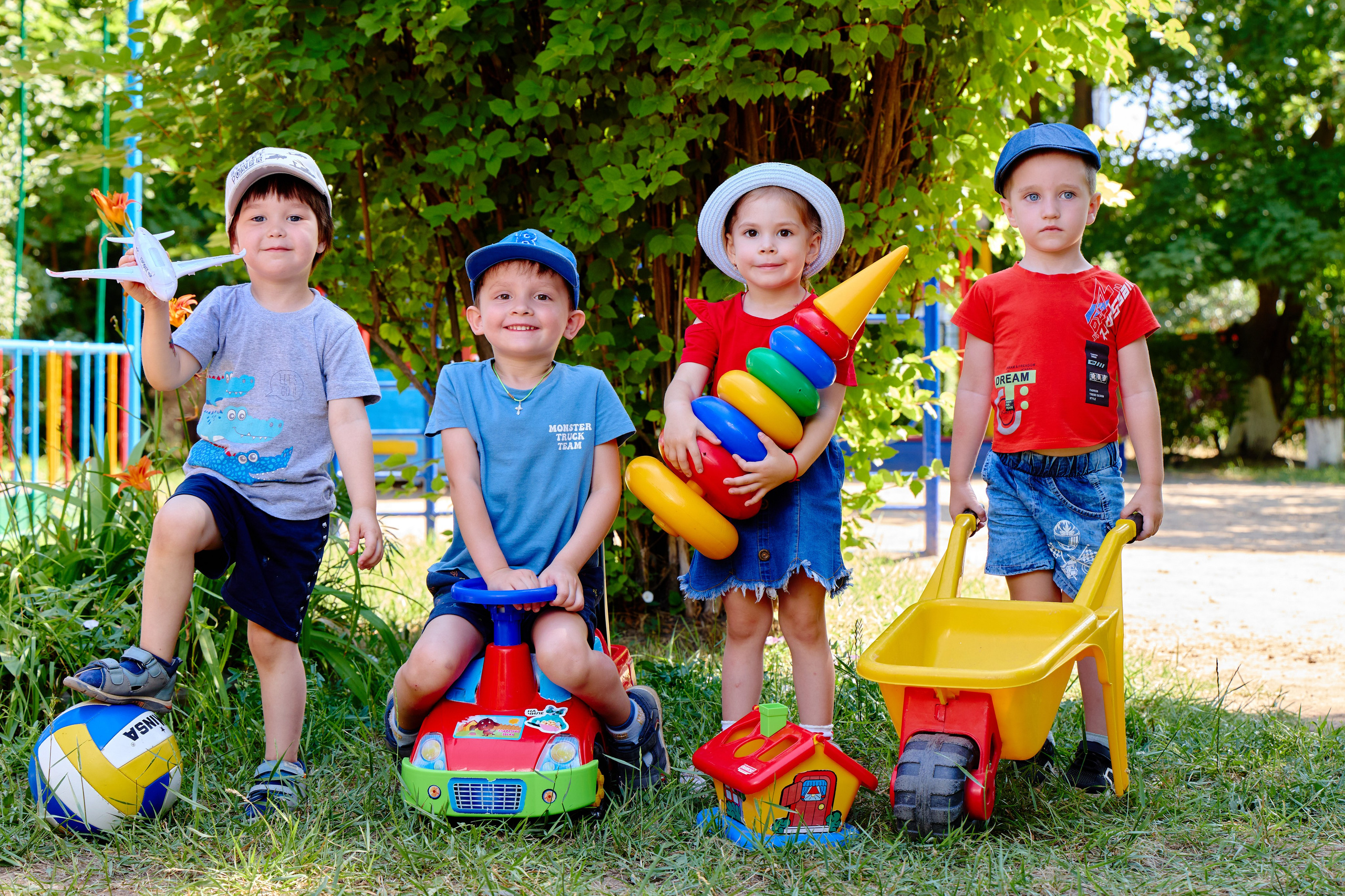 Пример летней съёмки в детском саду № 92 младшая группа Ромашки. Фотограф Выпускные альбомы Таганрог Сергей Коробченко