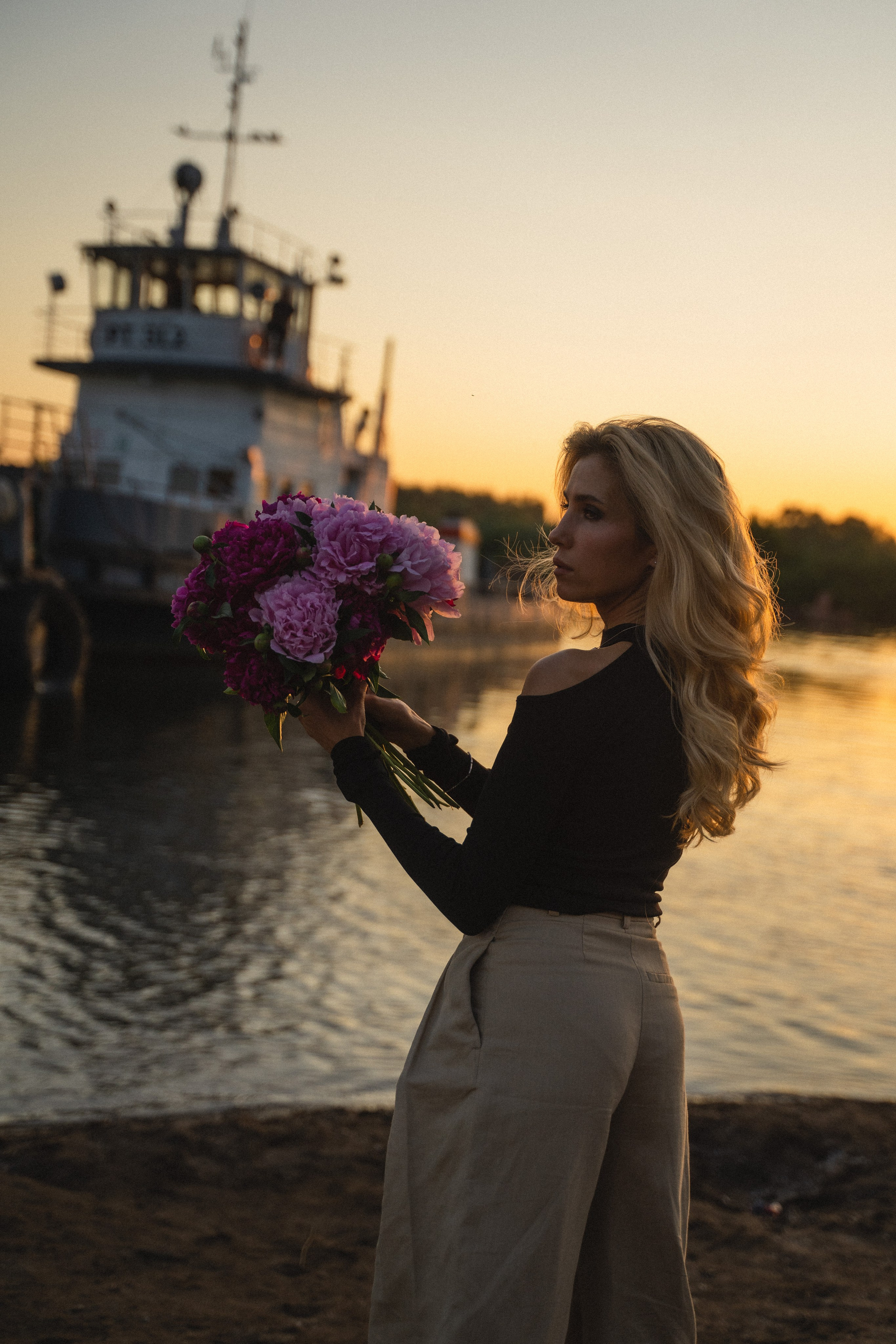 Девушки на берегу