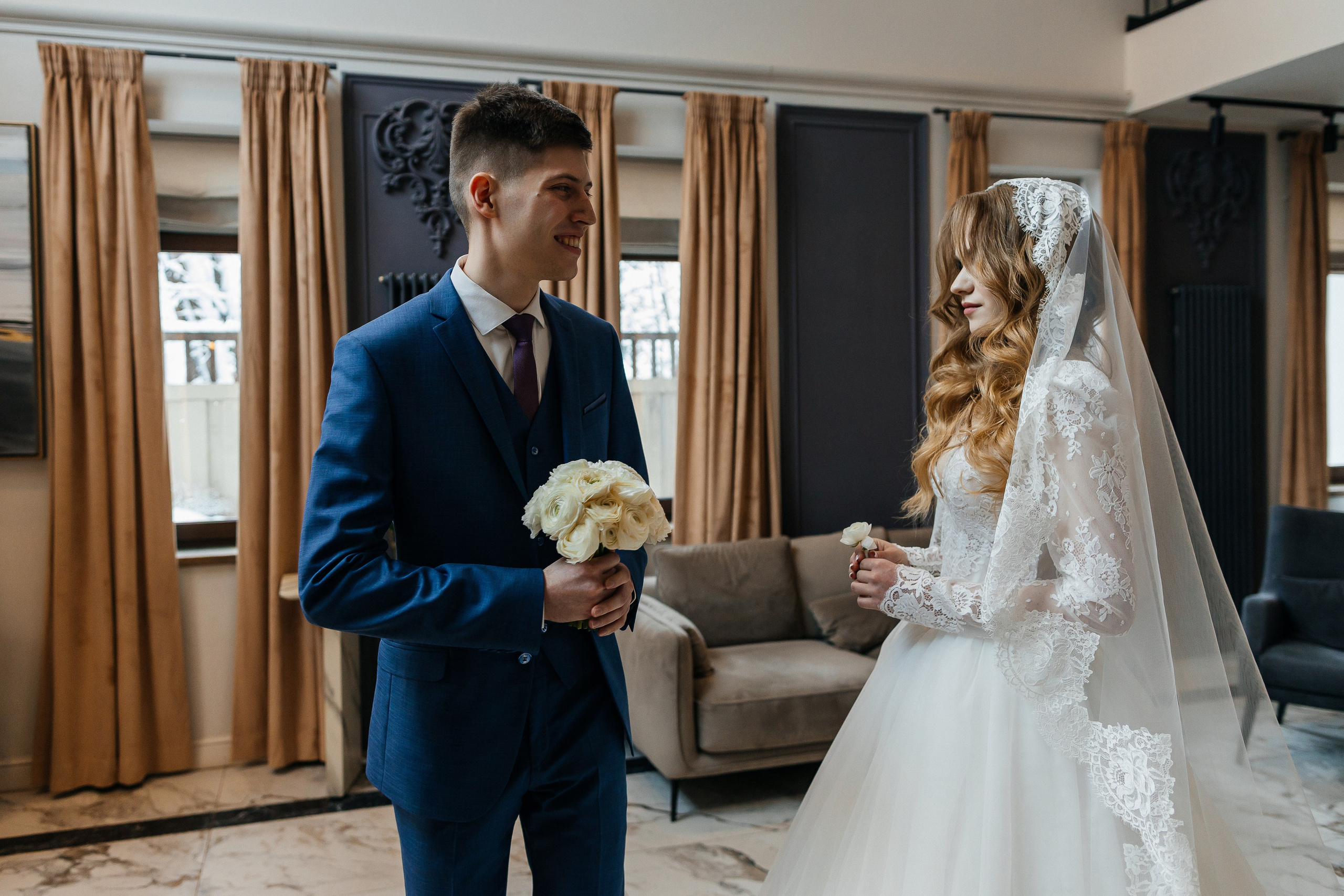 Роскошное утро пары в номере отеля. Олег Сверчков | Свадебный фотограф Вологда