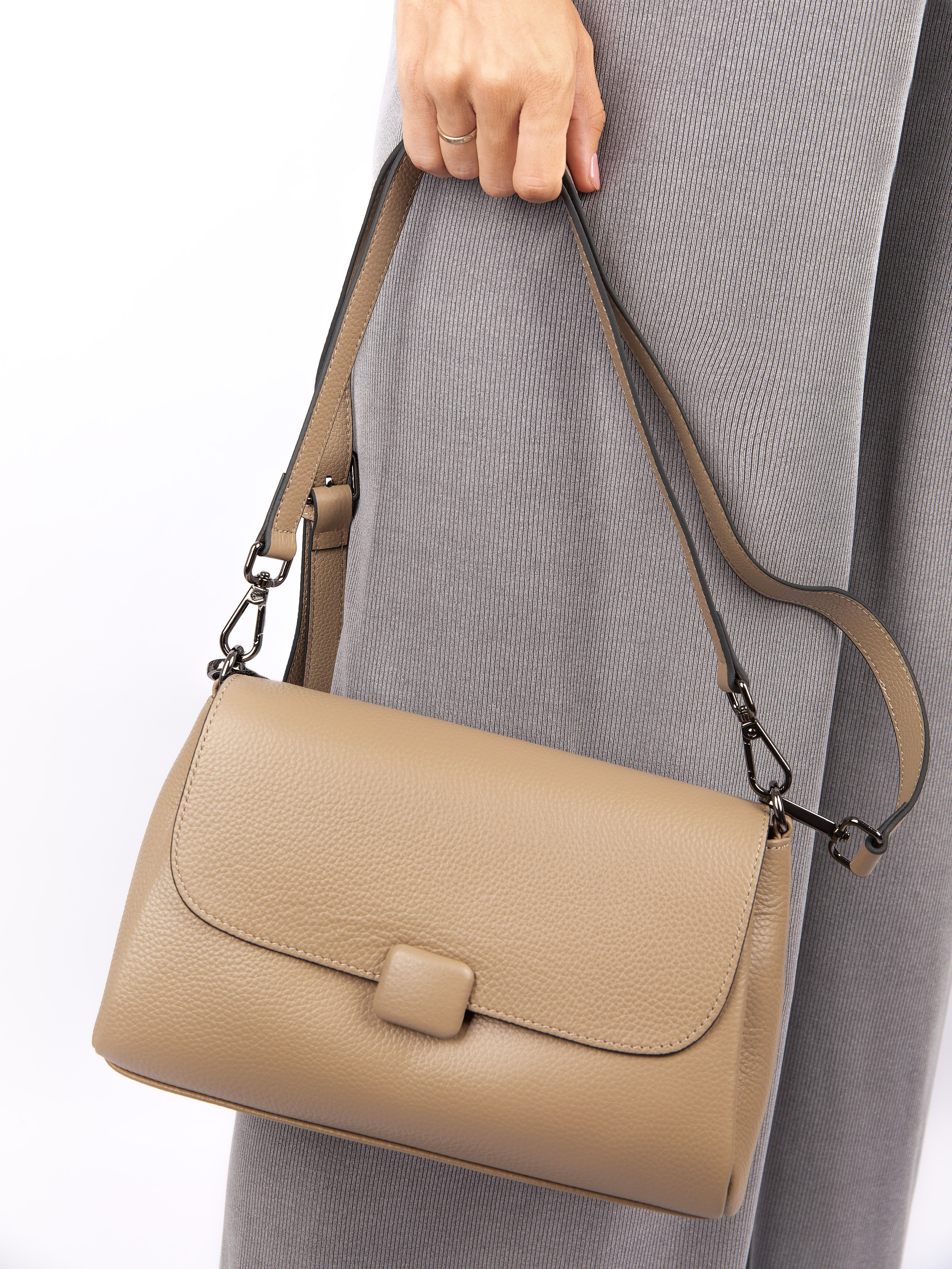 Женские сумки. Фотостудия предметной и модельной съёмки для маркетплейсов