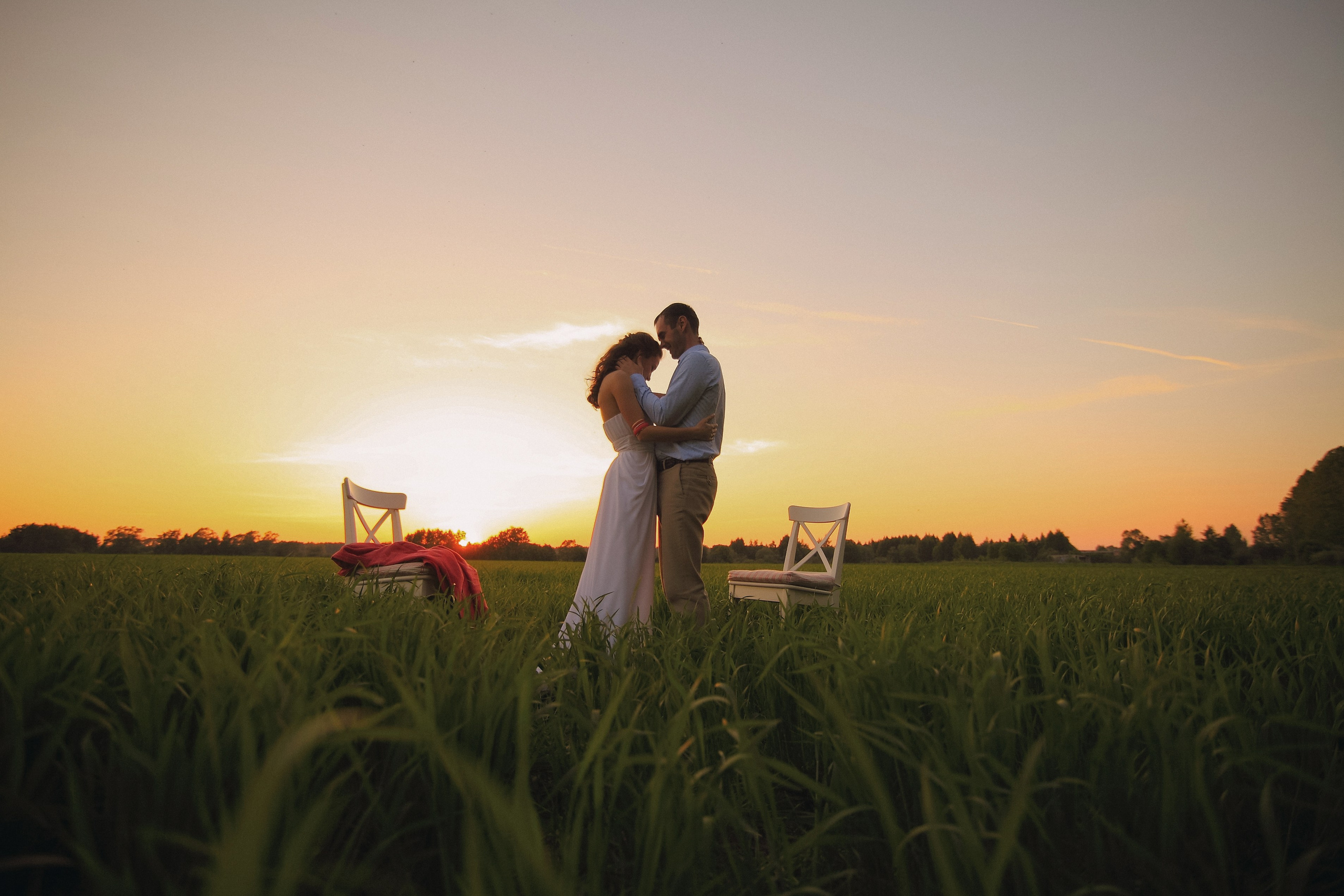 Душевная фотосессия пары в поле. Свадебный и репортажный фотограф в Ярославле и Санкт-Петербурге Роман Микрюков