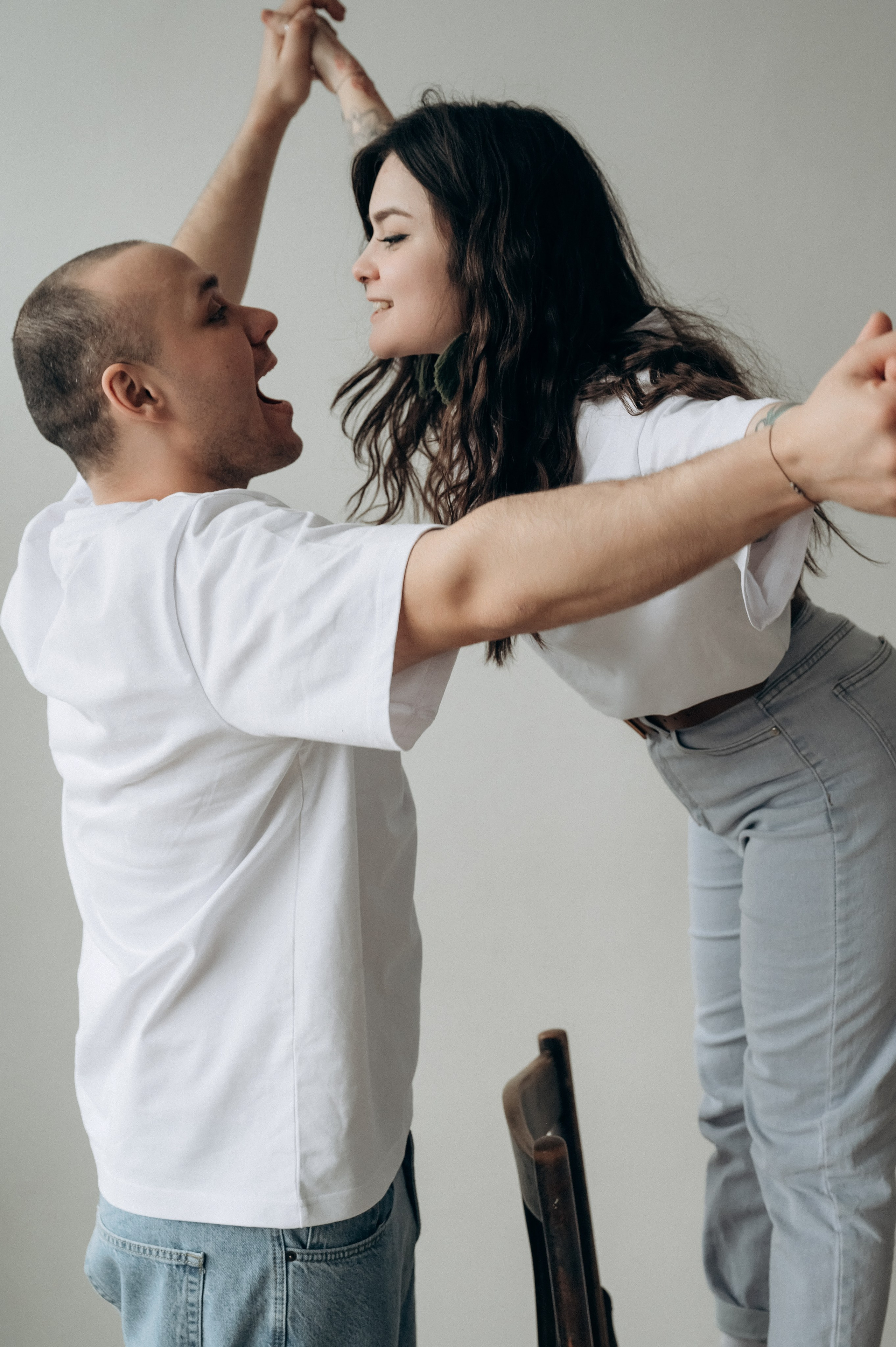 Веселая и живая фотосессия для двоих в фотостудии в Мытищах. Свадебный и семейный фотограф Виктория Носачёва. Щелково, Москва и МО