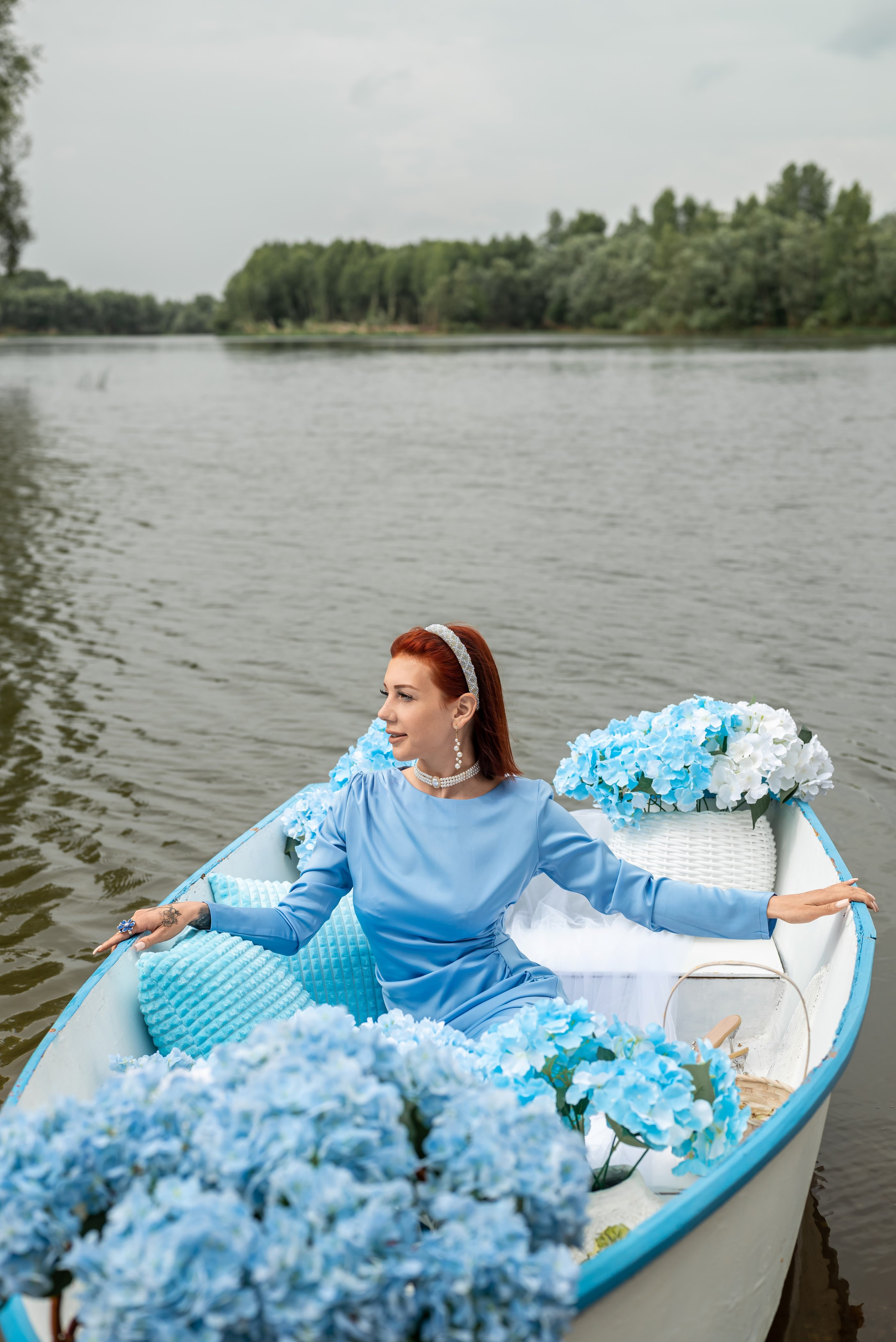 Фотопроект на лодке с голубыми гортензиями. Фотограф в городе Салават