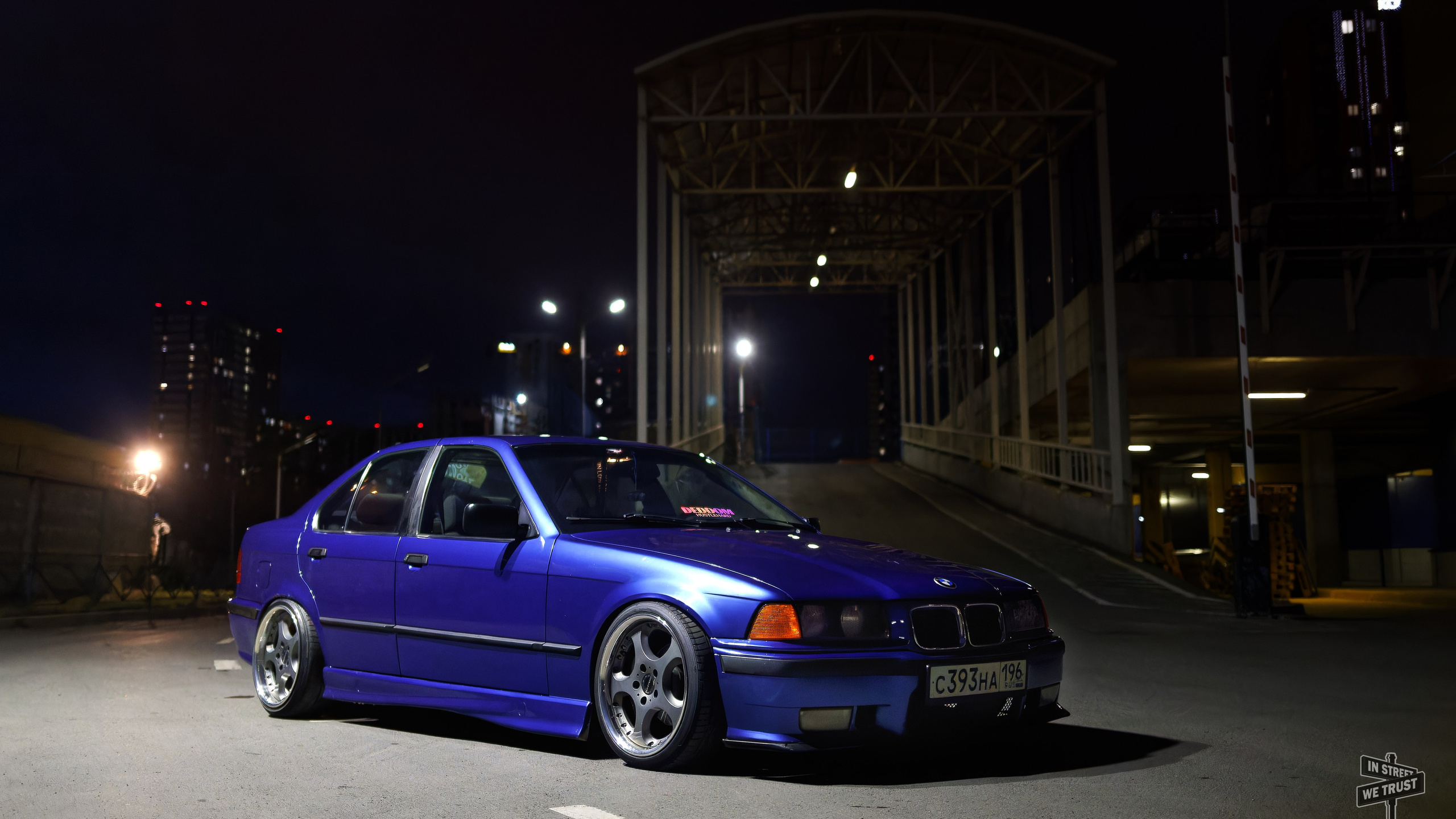 BMW E36 под уличным фонарем. IN STREET WE TRUST