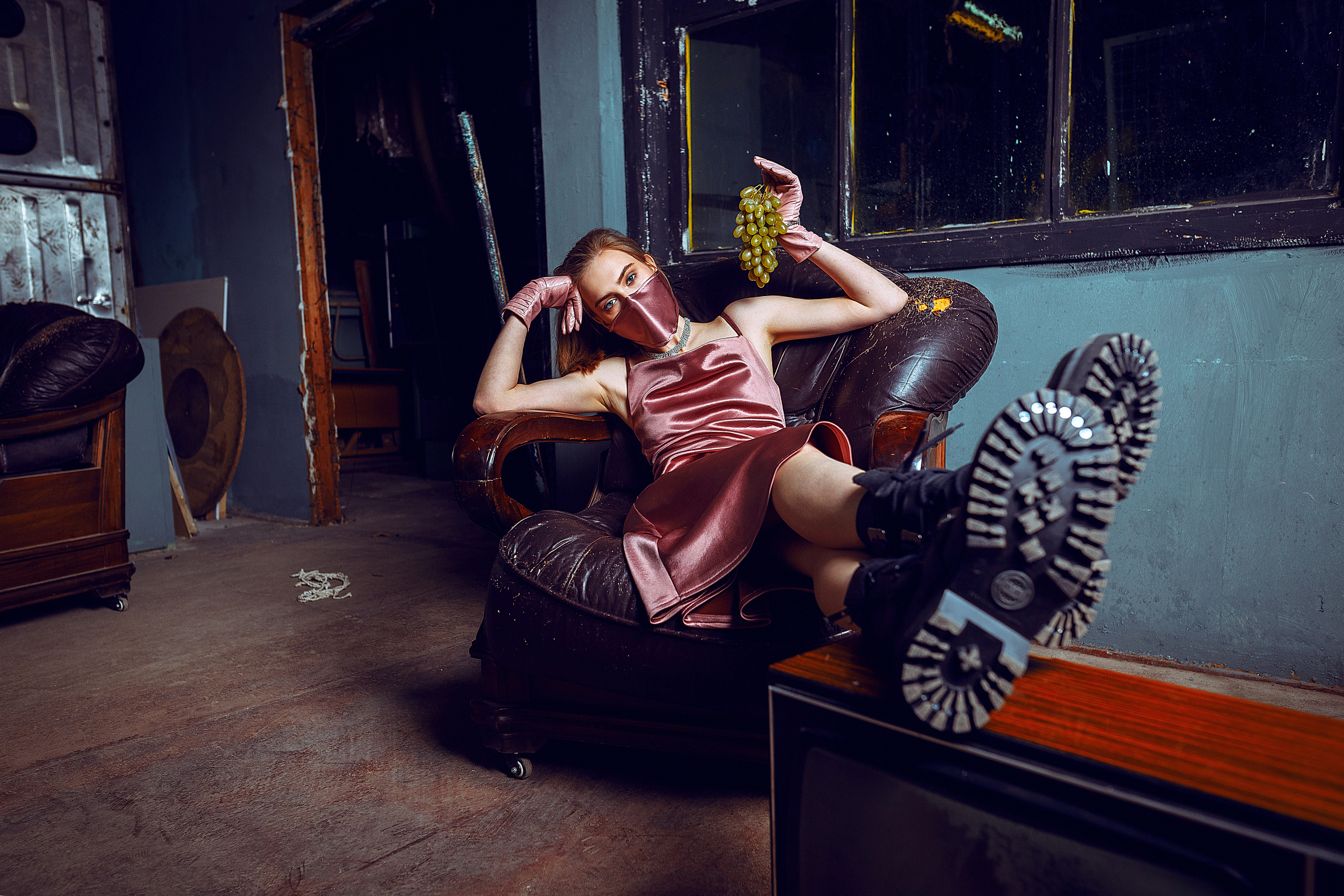 Портретные фотосессии в студии для девушек и парней