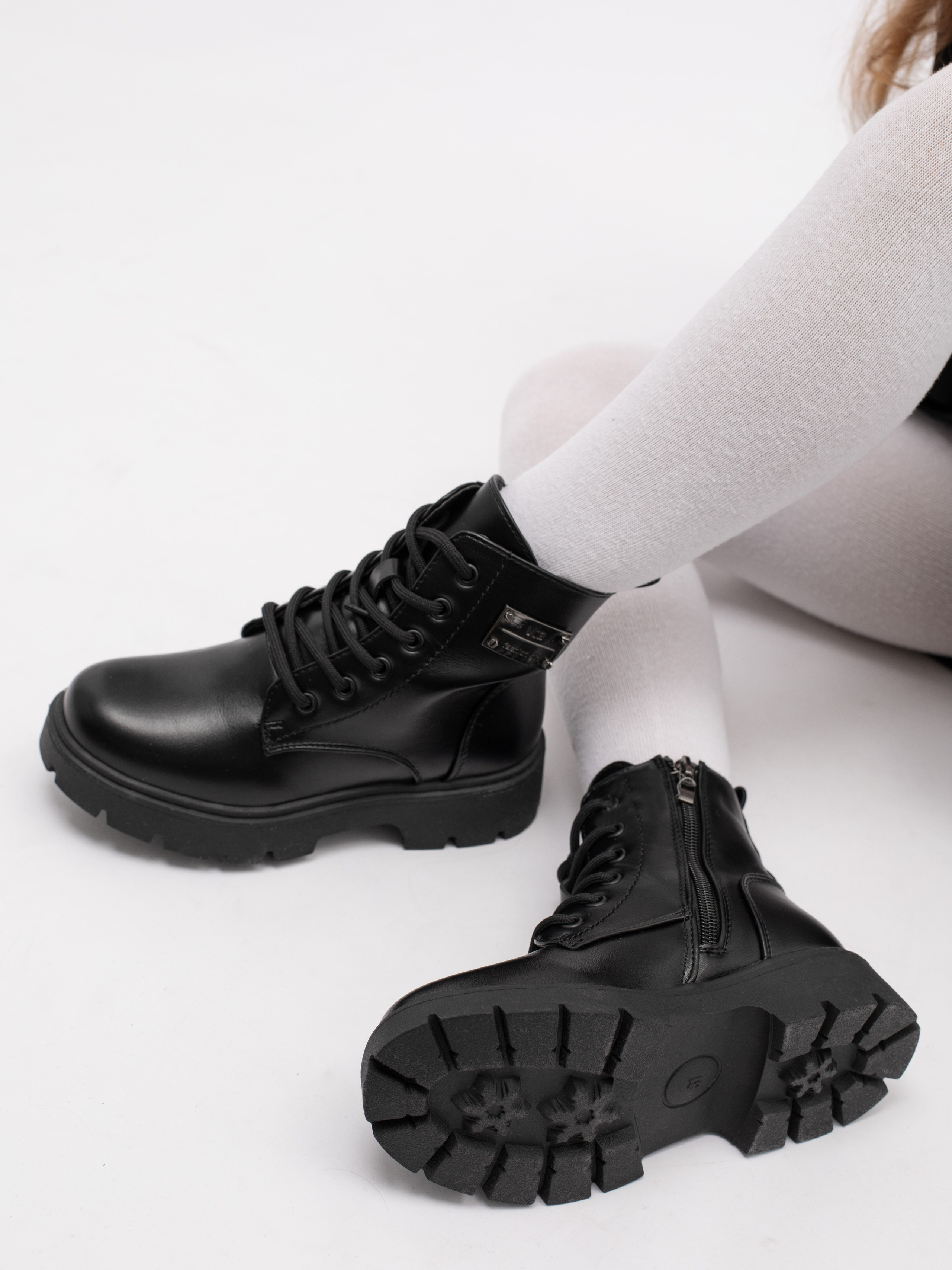 Ботинки для девочки. Фотостудия предметной и модельной съёмки для маркетплейсов