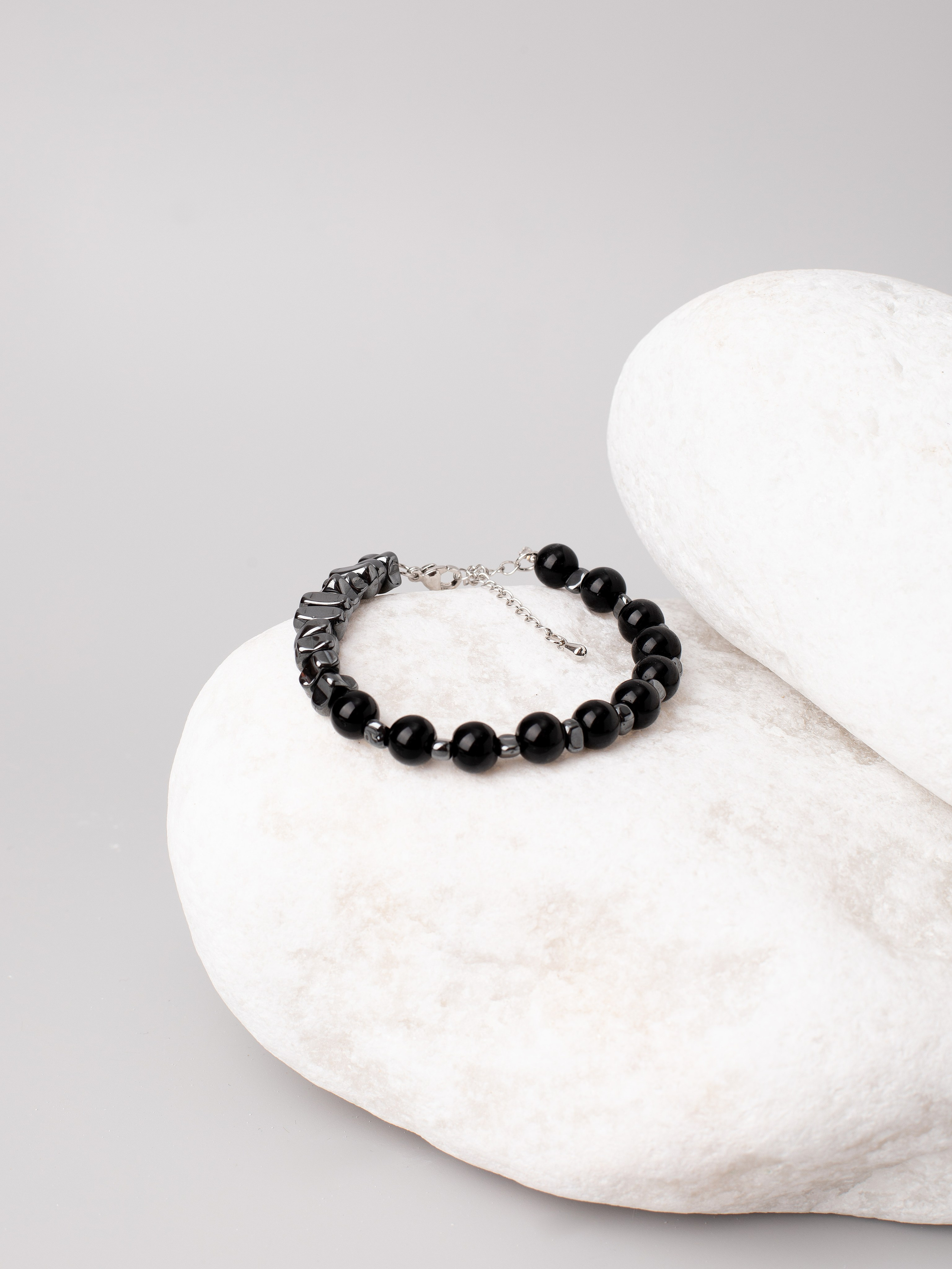 Браслеты ручной работы. Фотостудия предметной и модельной съёмки для маркетплейсов