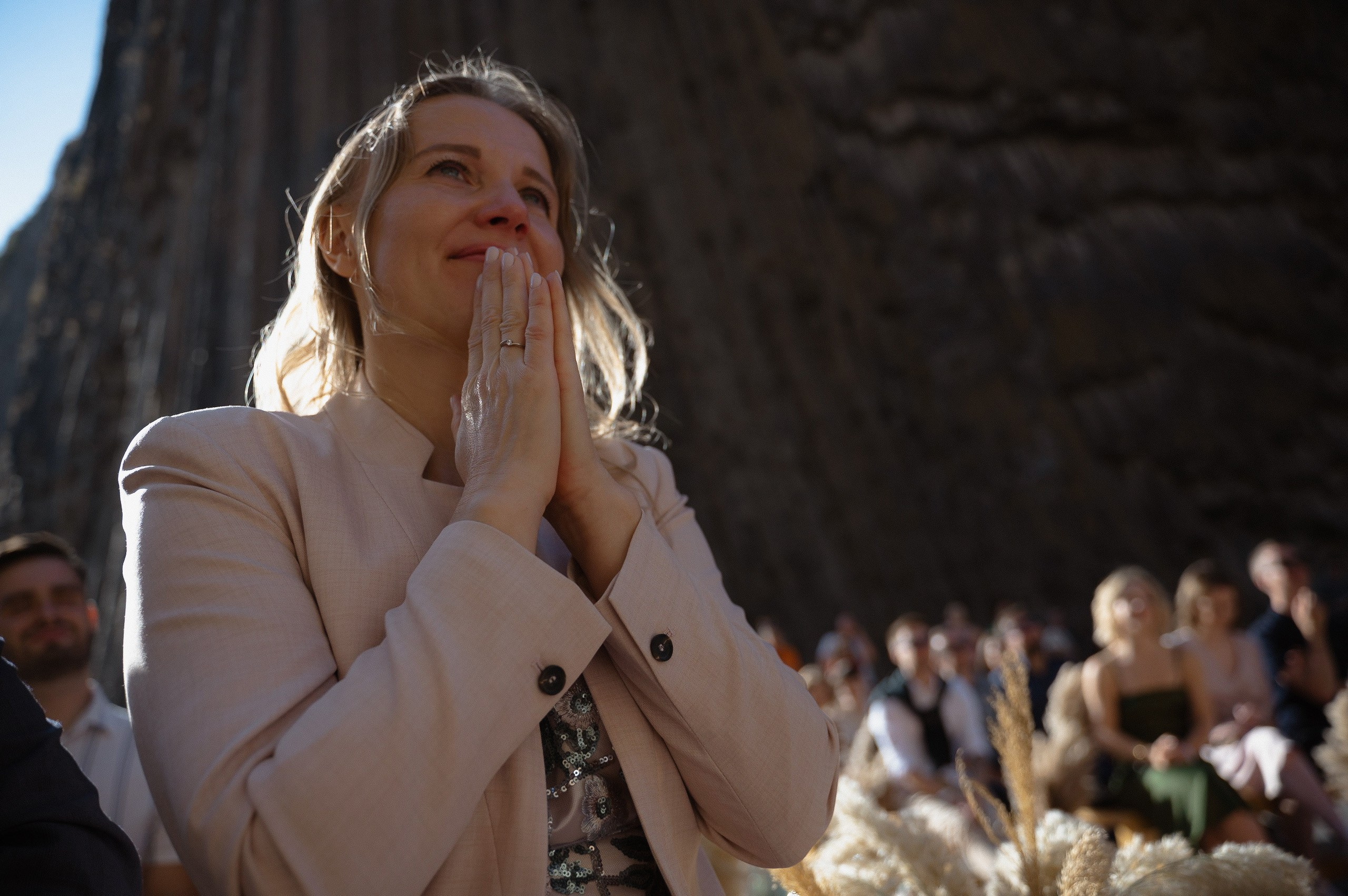 Трогательная свадебная вечеринка в горах Армении. Афина Ефимова. Свадебный фотограф Москва