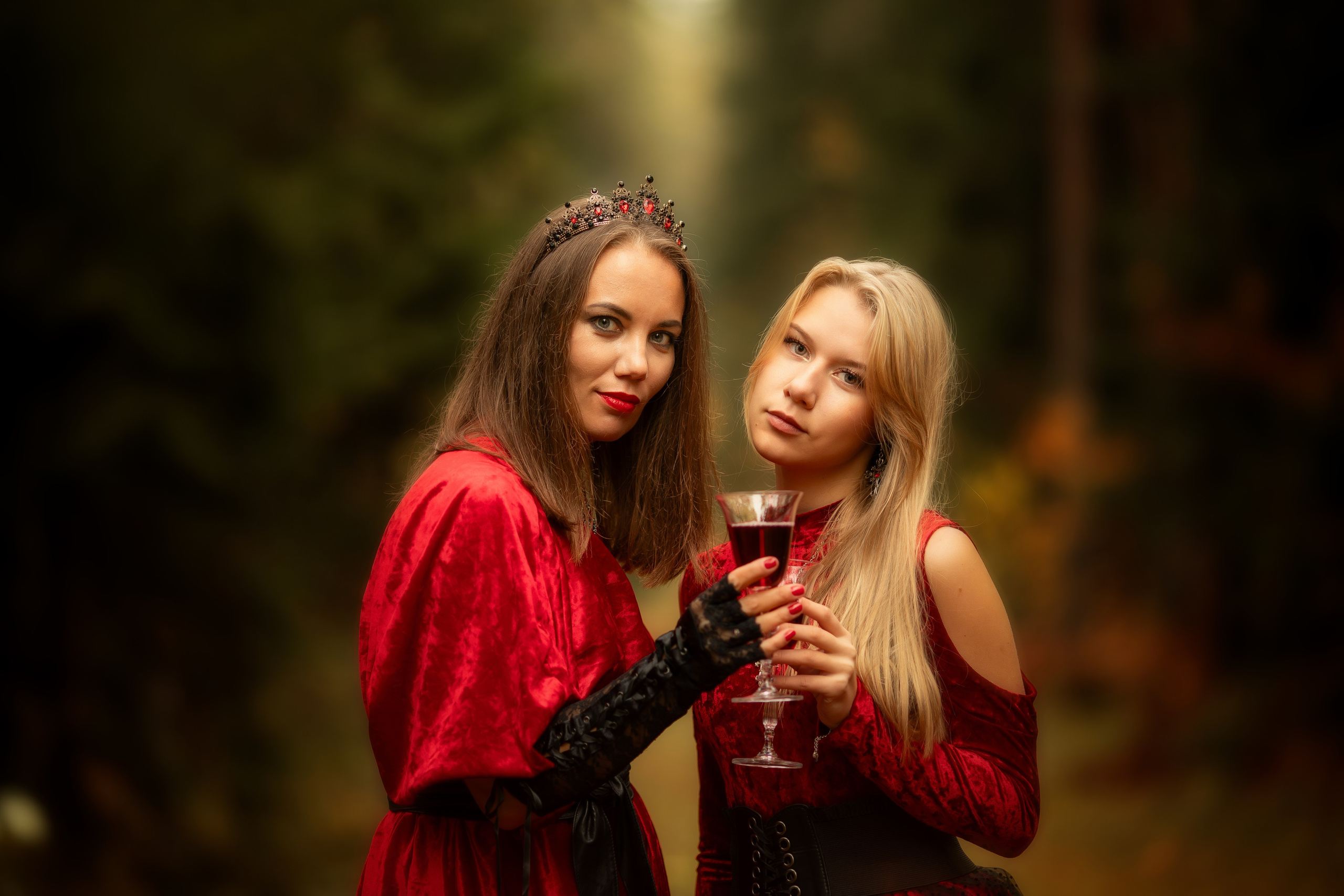 Фотопроект «Вампиры» — тёмная эстетика, осень и красный свет. Фотограф Анна Грошикова — авторская съёмка на рассвете и закате в Москве, Мытищах, Солнечногорске и Московской области