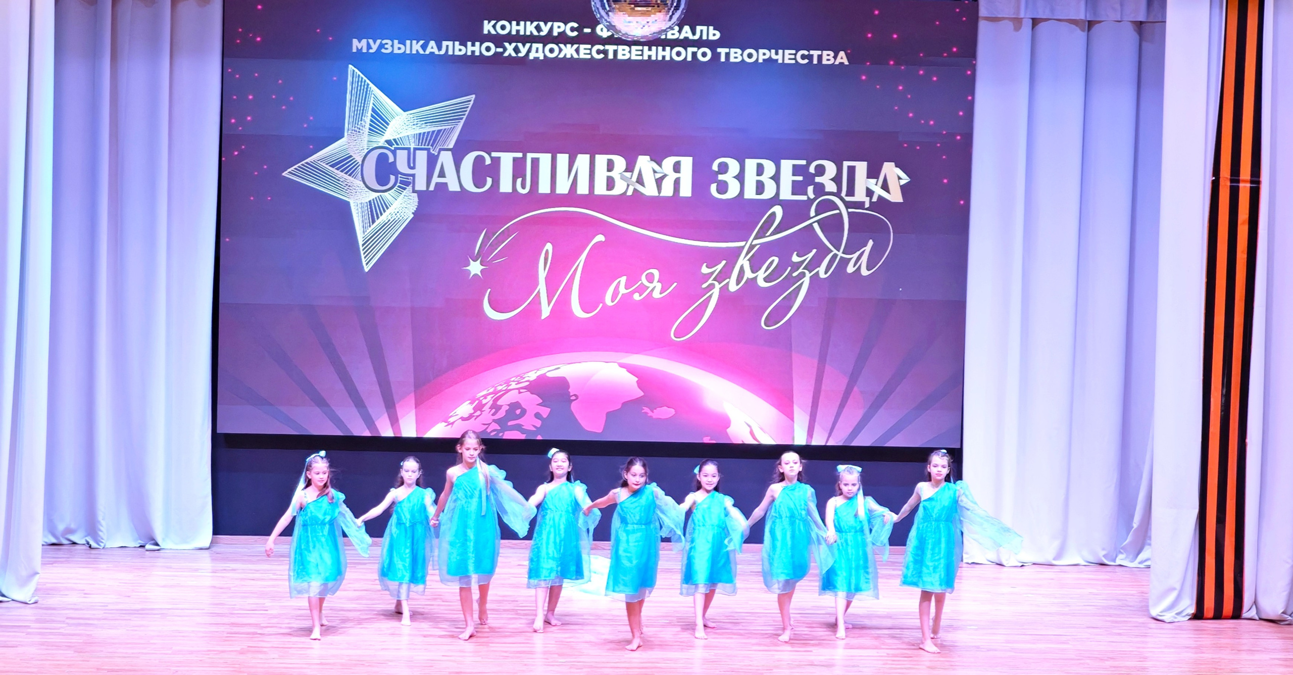 1 ноября 2025 г, г. Бохтар, Таджикистан. Золотое яблочко