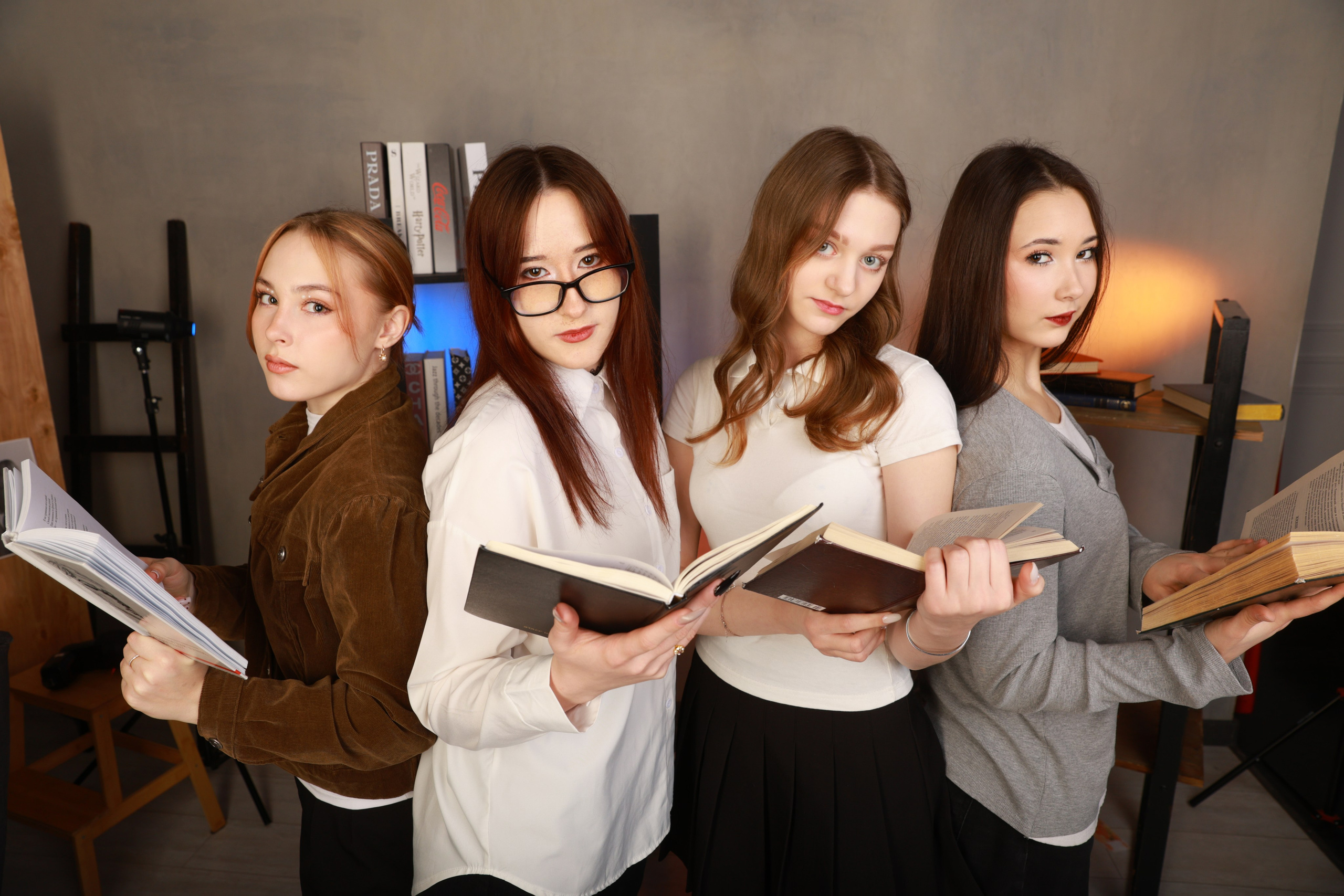 Выпускные альбомы для старшеклассников в Красноярске от AlbomKras 🎓✨. AlbomKras -выпускные альбомы Красноярска с авторским дизайном и качественной фотосъемкой! ⭐⭐⭐⭐⭐ 5.0