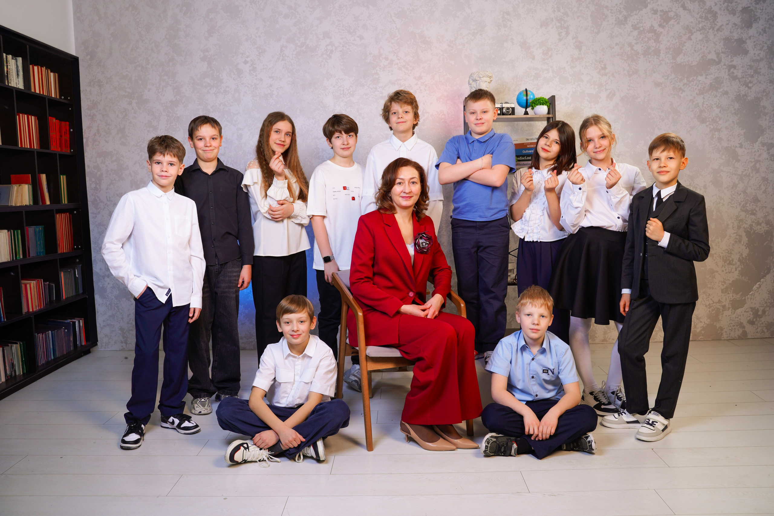 Выпускные альбомы для младших классов в Красноярске от AlbomKras 📚👶. AlbomKras -выпускные альбомы Красноярска с авторским дизайном и качественной фотосъемкой! ⭐⭐⭐⭐⭐ 5.0