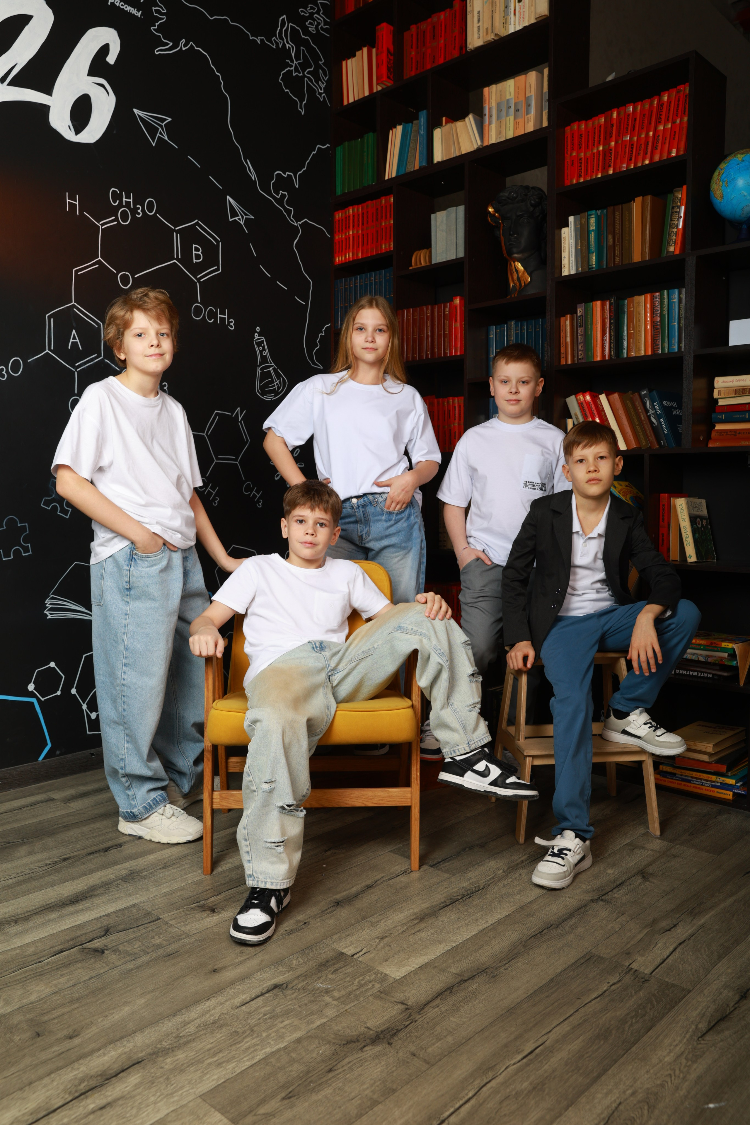 Выпускные альбомы для младших классов в Красноярске от AlbomKras 📚👶. AlbomKras -выпускные альбомы Красноярска с авторским дизайном и качественной фотосъемкой! ⭐⭐⭐⭐⭐ 5.0