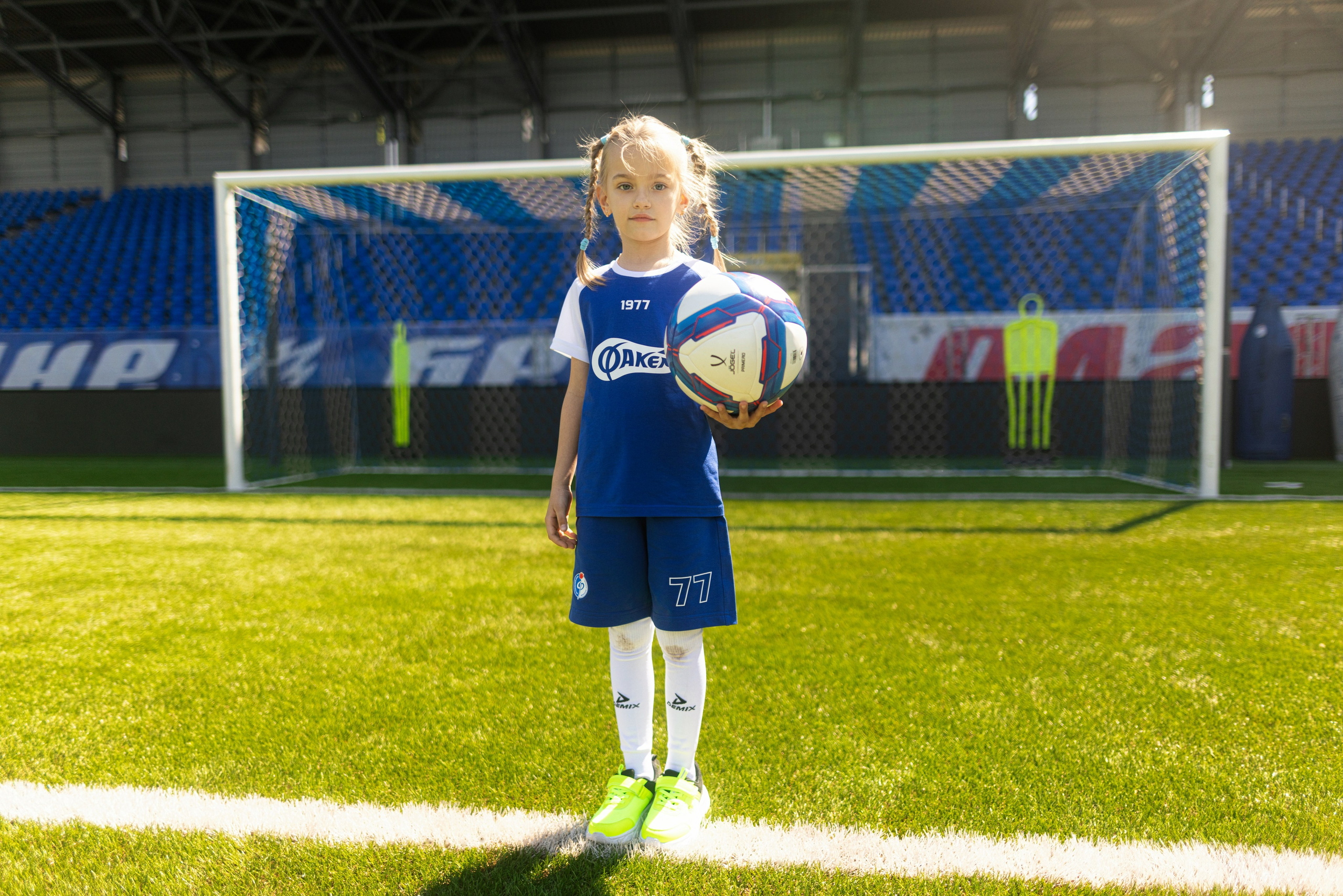 Детский портрет с Алисой на футбольном стадионе. Дмитрий Шульгин, портретный фотограф в Воронеже