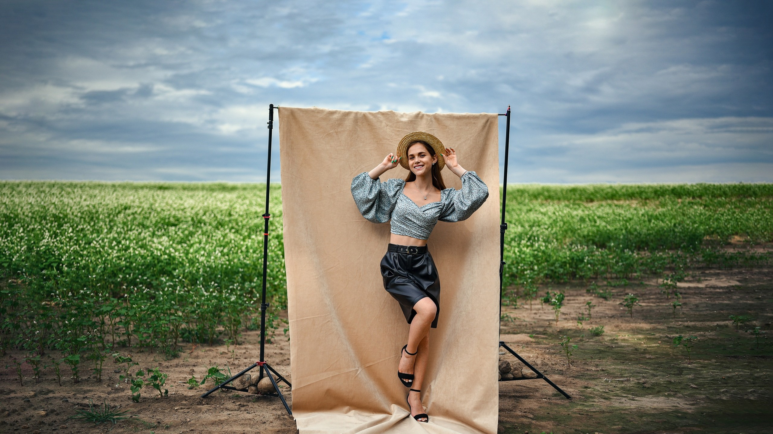 Фотосессия в поле. Компания и фотошкола по созданию контента в Москве