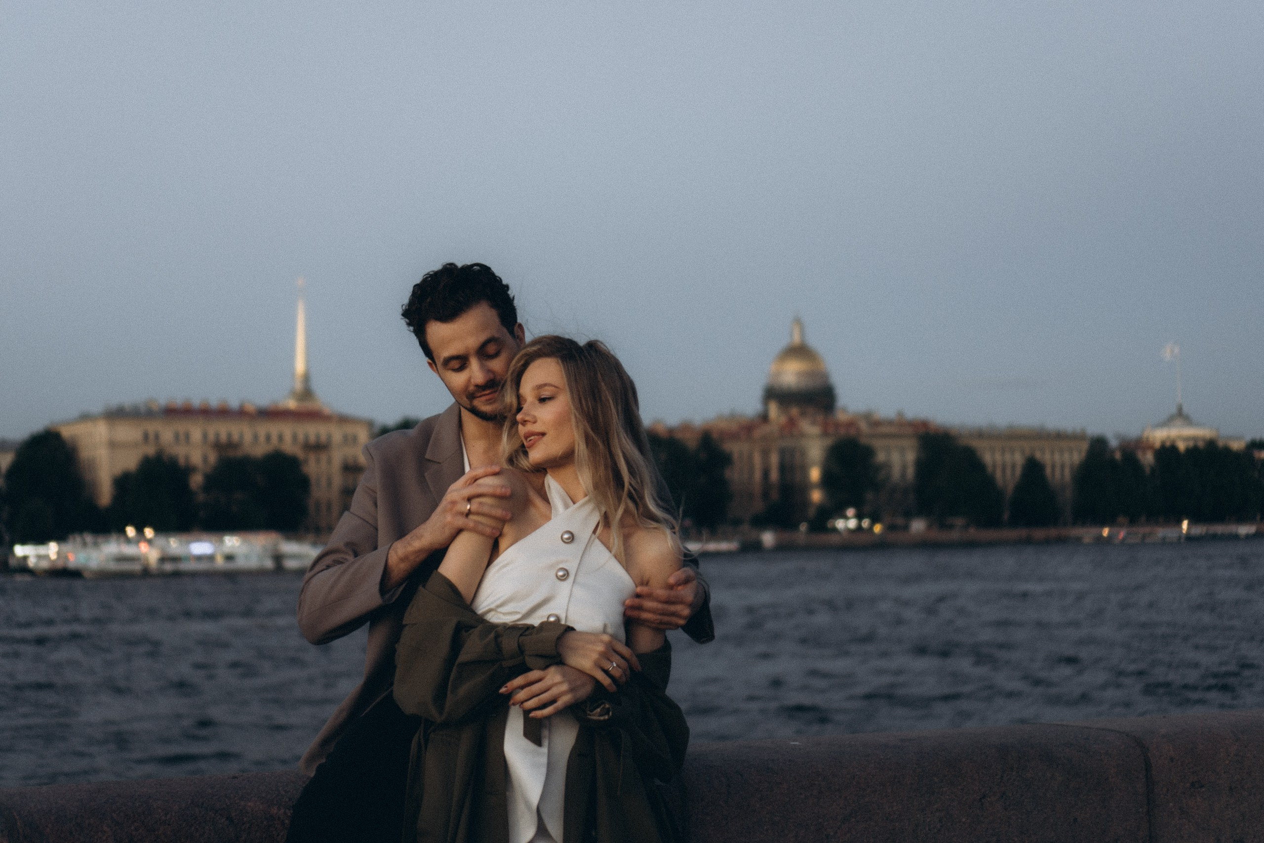 СВАДЕБНАЯ СЬЕМКА ПАРЫ НА РАССВЕТЕ В БЕЛЫЕ НОЧИ И ПРОГУЛКА С РАЗВОДНЫМИ МОСТАМИ И ПИКНИК ВОЗЛЕ ИСАКИЕВСКОГО СОБОРА. Профессиональный фотограф, Санкт-Петербург — Виктория Богомолова