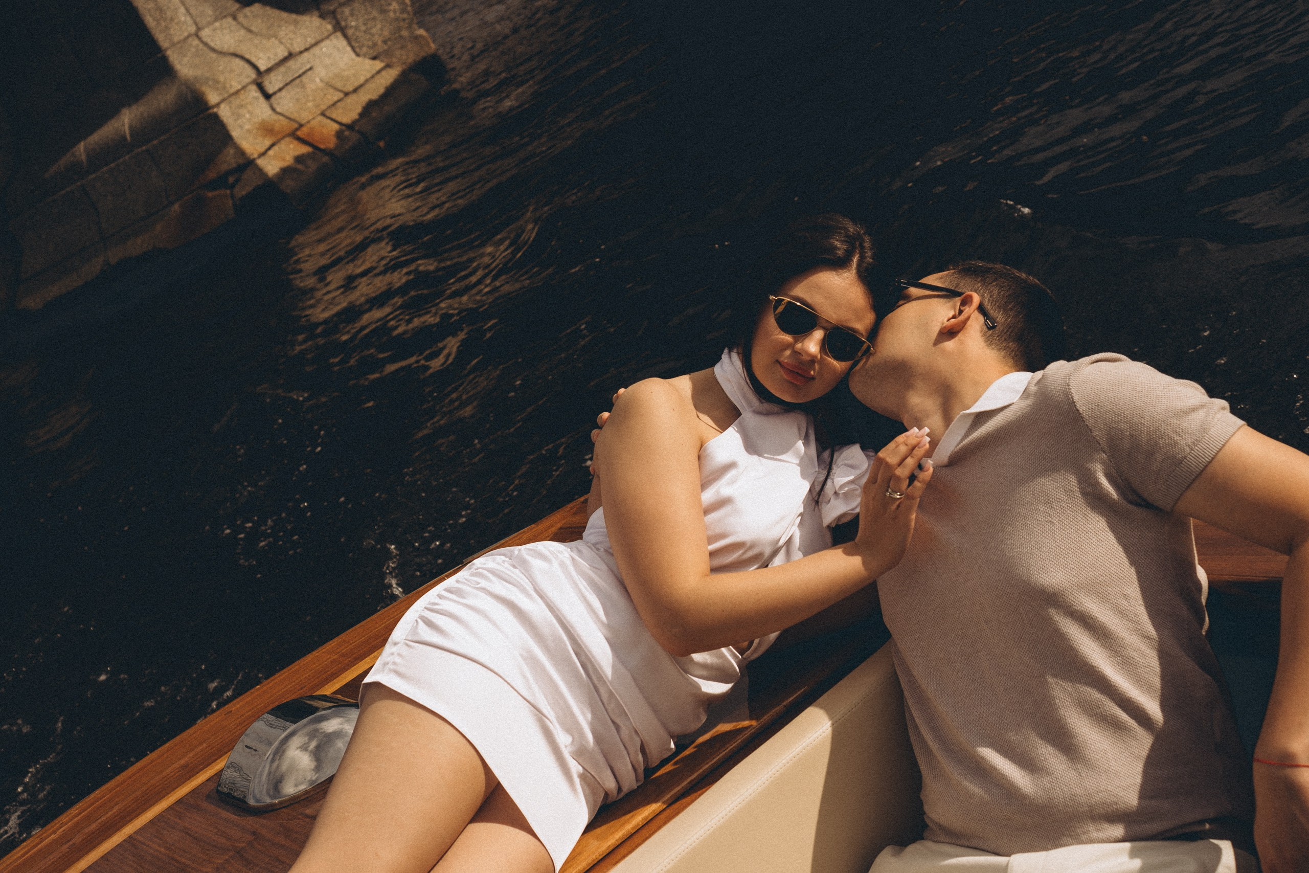 СВАДЕНБНАЯ СЬЕМКА НА КАТЕРЕ ПО КАНАЛАМ САНКТ-ПЕТЕРБУРГА И В АКВАТОРИИ НЕВЫ. Профессиональный фотограф, Санкт-Петербург — Виктория Богомолова