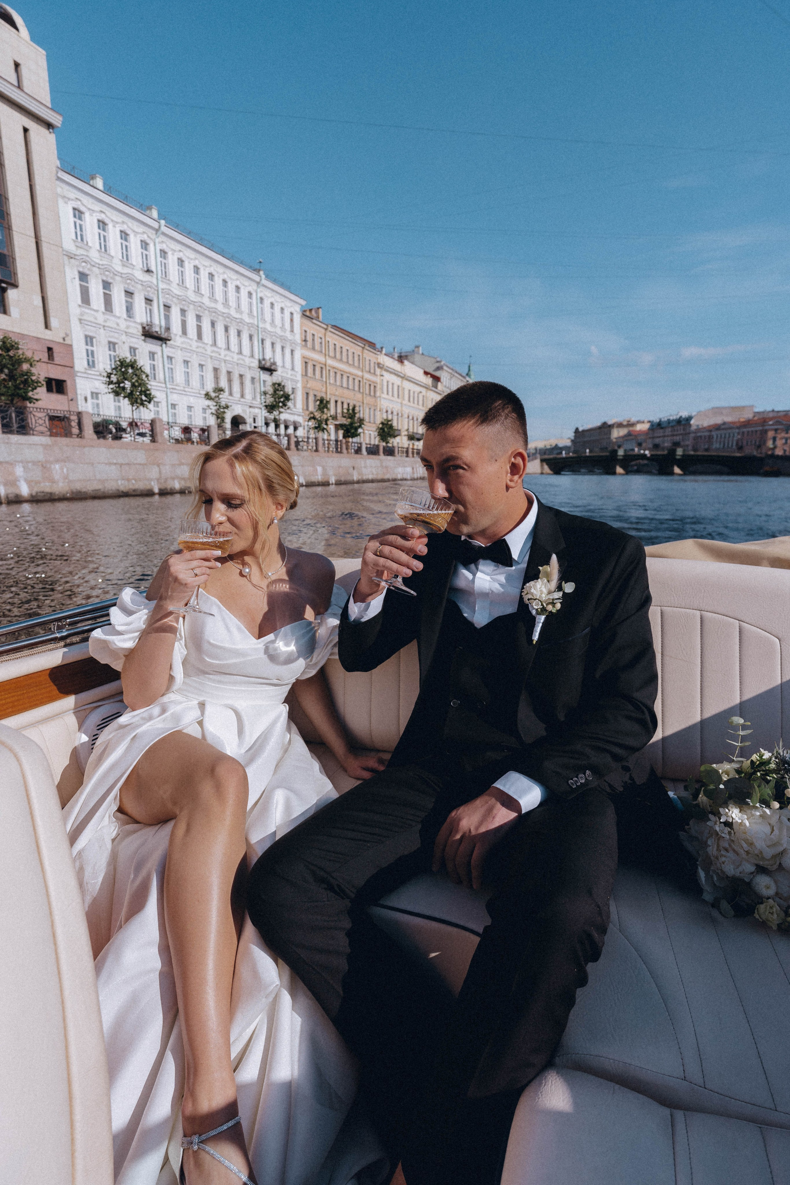 СВАДЕНБНАЯ СЬЕМКА НА КАТЕРЕ ПО КАНАЛАМ САНКТ-ПЕТЕРБУРГА И В АКВАТОРИИ НЕВЫ. Профессиональный фотограф, Санкт-Петербург — Виктория Богомолова
