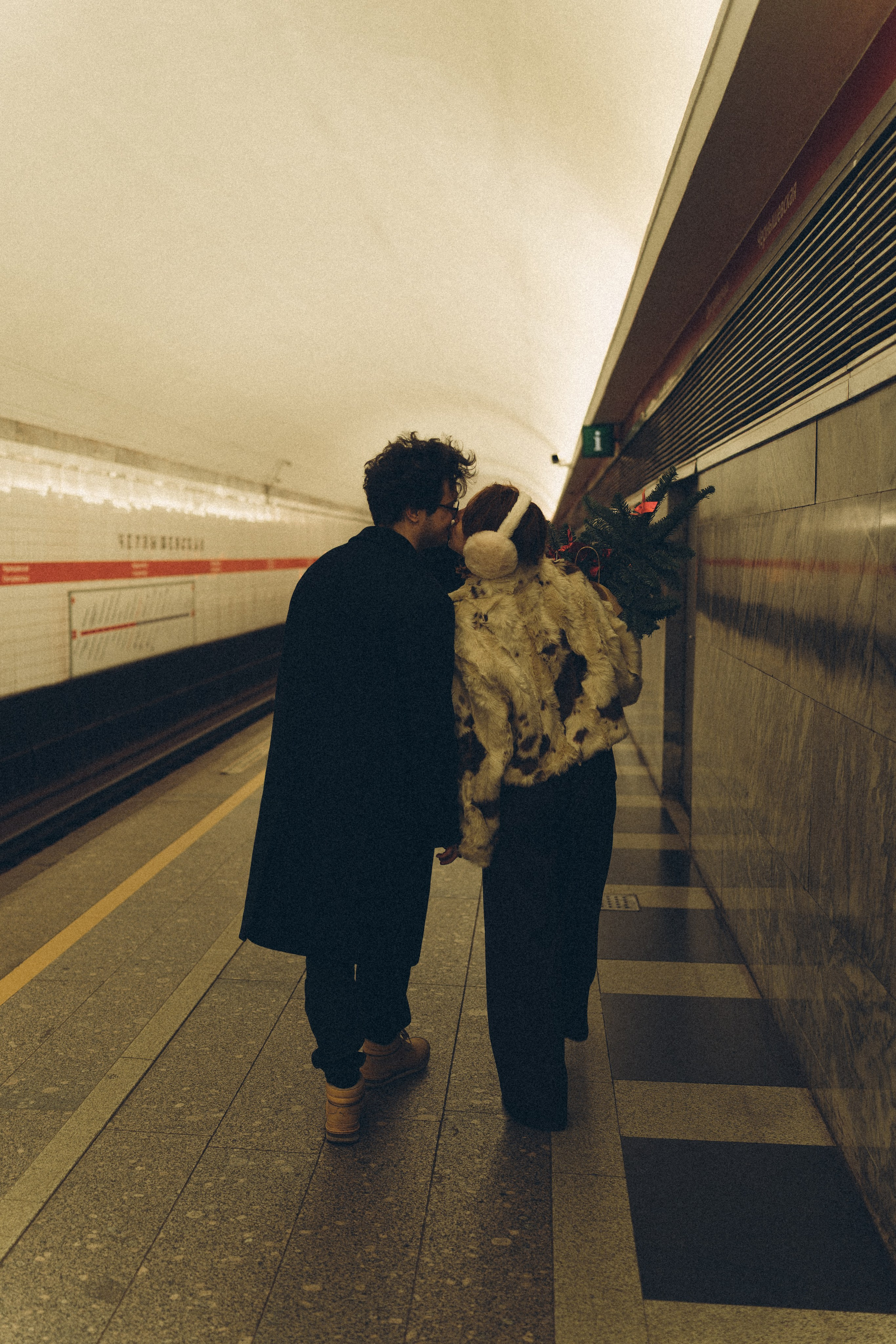 НОВОГОДНЯЯ ФОТОСЕСИИЯ ПАРЫ В МЕТРО ЛЮБОВЬ. Профессиональный фотограф, Санкт-Петербург — Виктория Богомолова