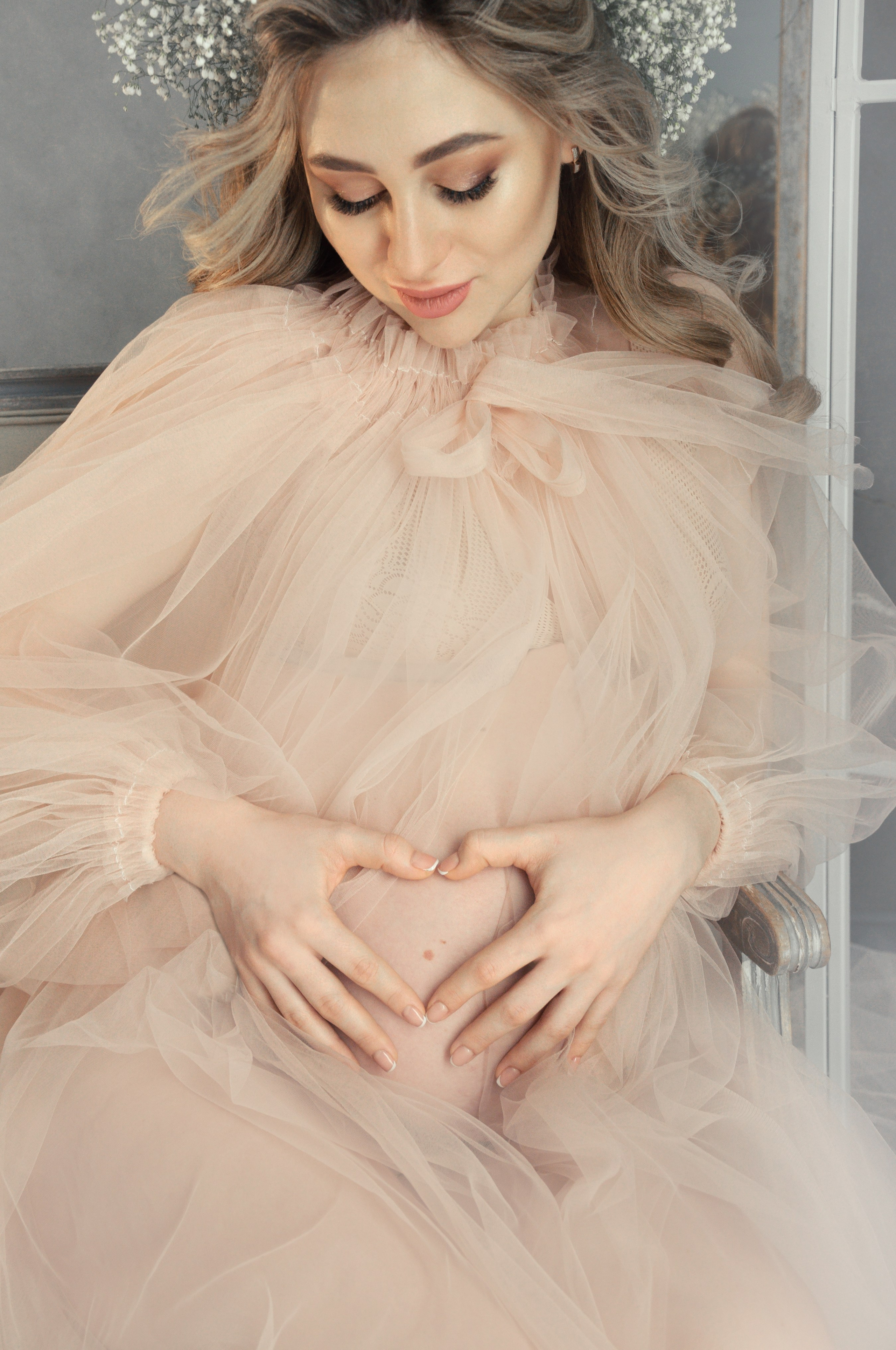 Валерия в зале Грей с гипсофилой. Семейный и свадебный фотограф Галина Абакумова, фотосессии в Белгороде