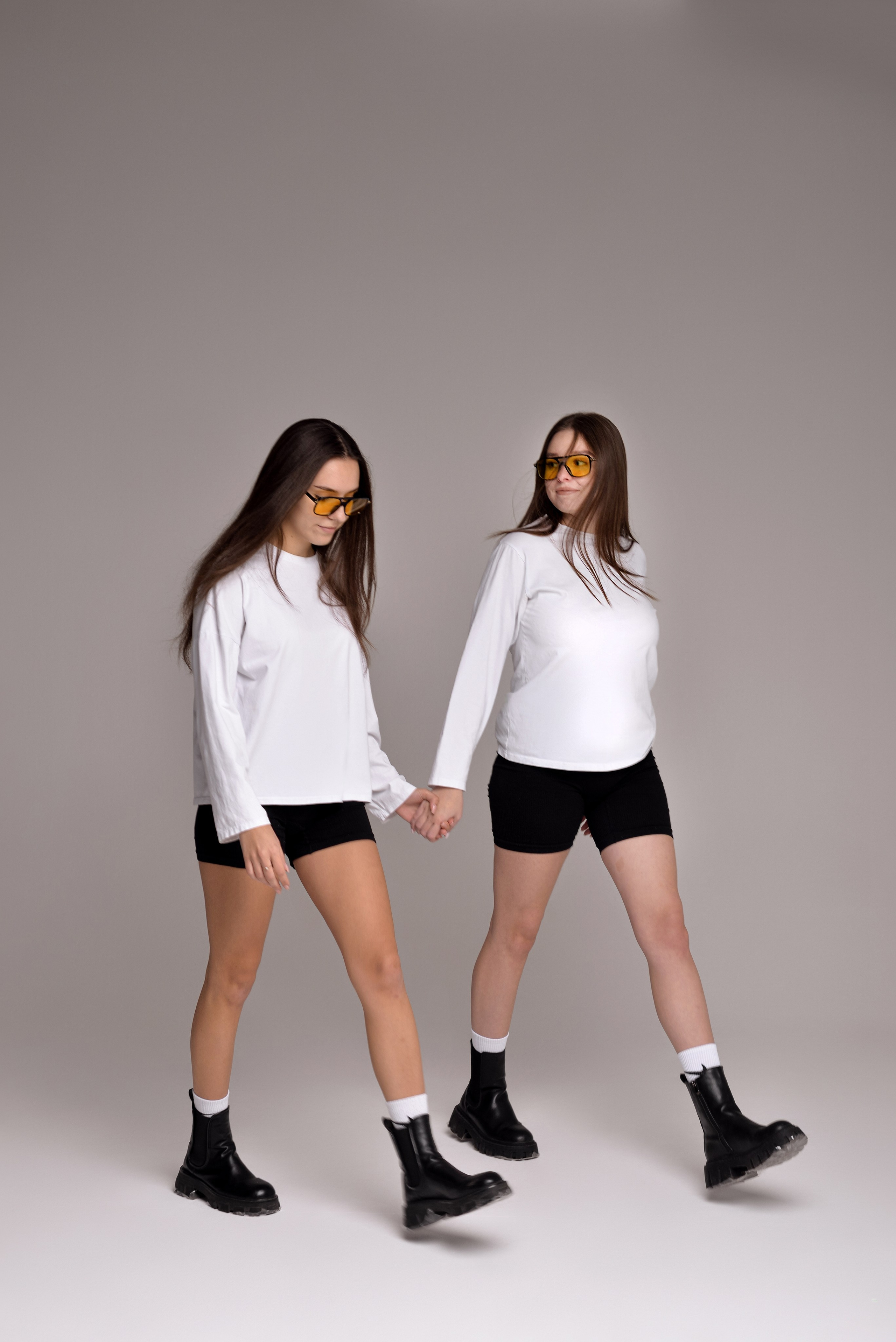 2 подруги на циклораме, Алина и Катя. Семейный и свадебный фотограф Галина Абакумова, фотосессии в Белгороде