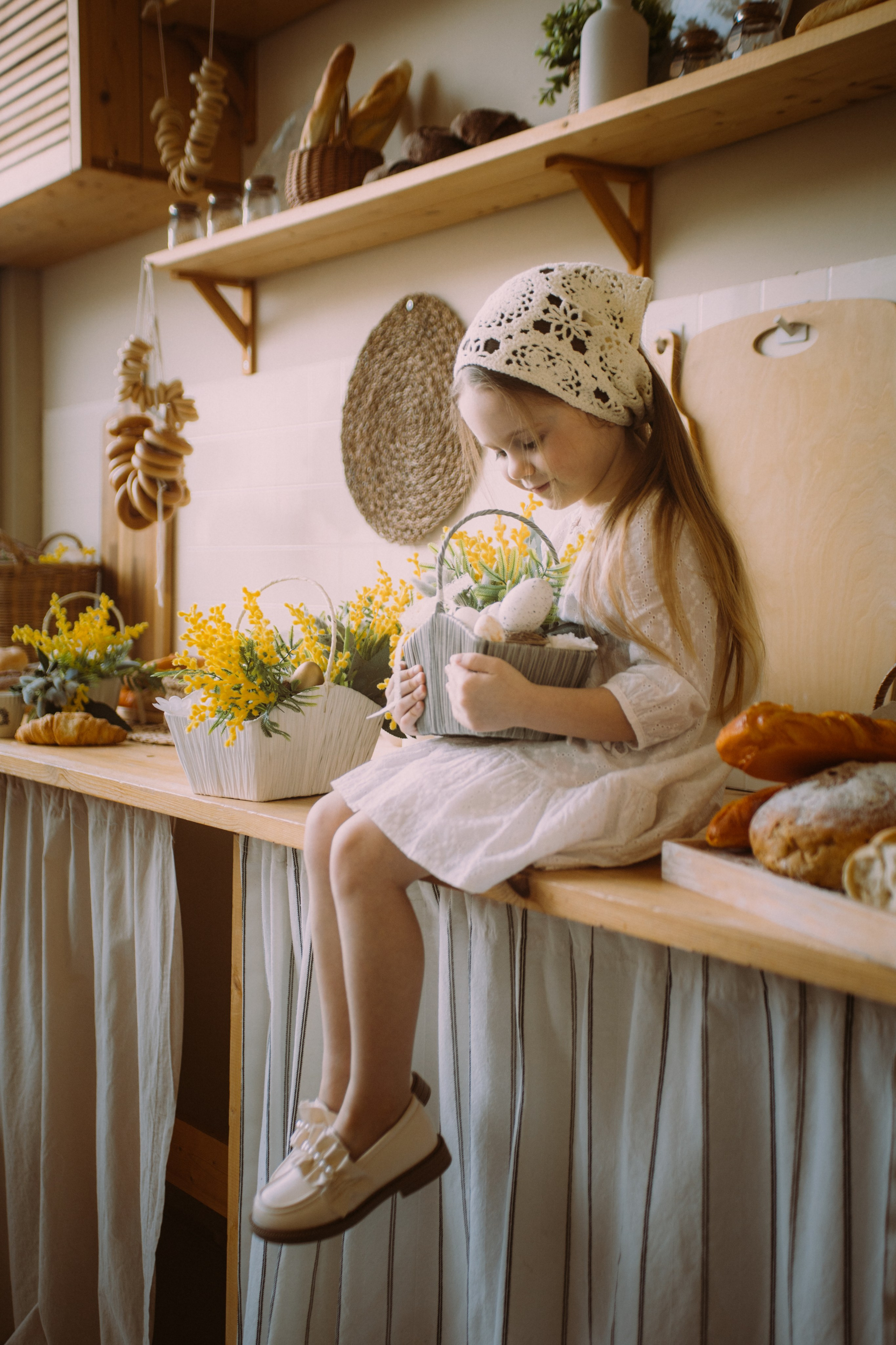 Семейная пасхальная фотосессия Алисы с барашком в студии СПб. Фотограф Юлия Попова — JP Creative — хранитель семейной хроники в Петербурге