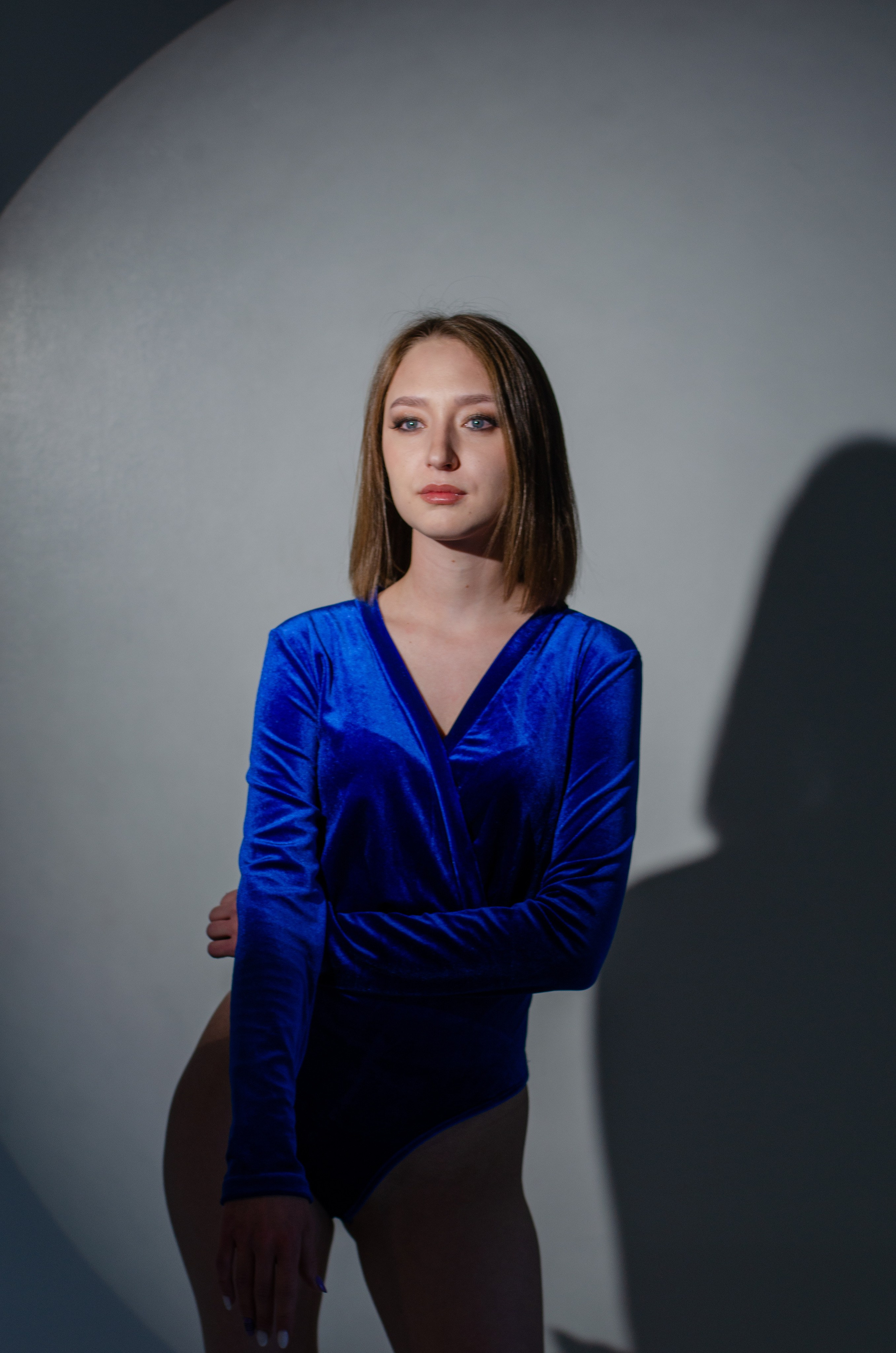 Девушка в синем бархатном боди на фотосессии боди синее бархатное. Ольга Ли свадебный семейный фотограф Иркутск