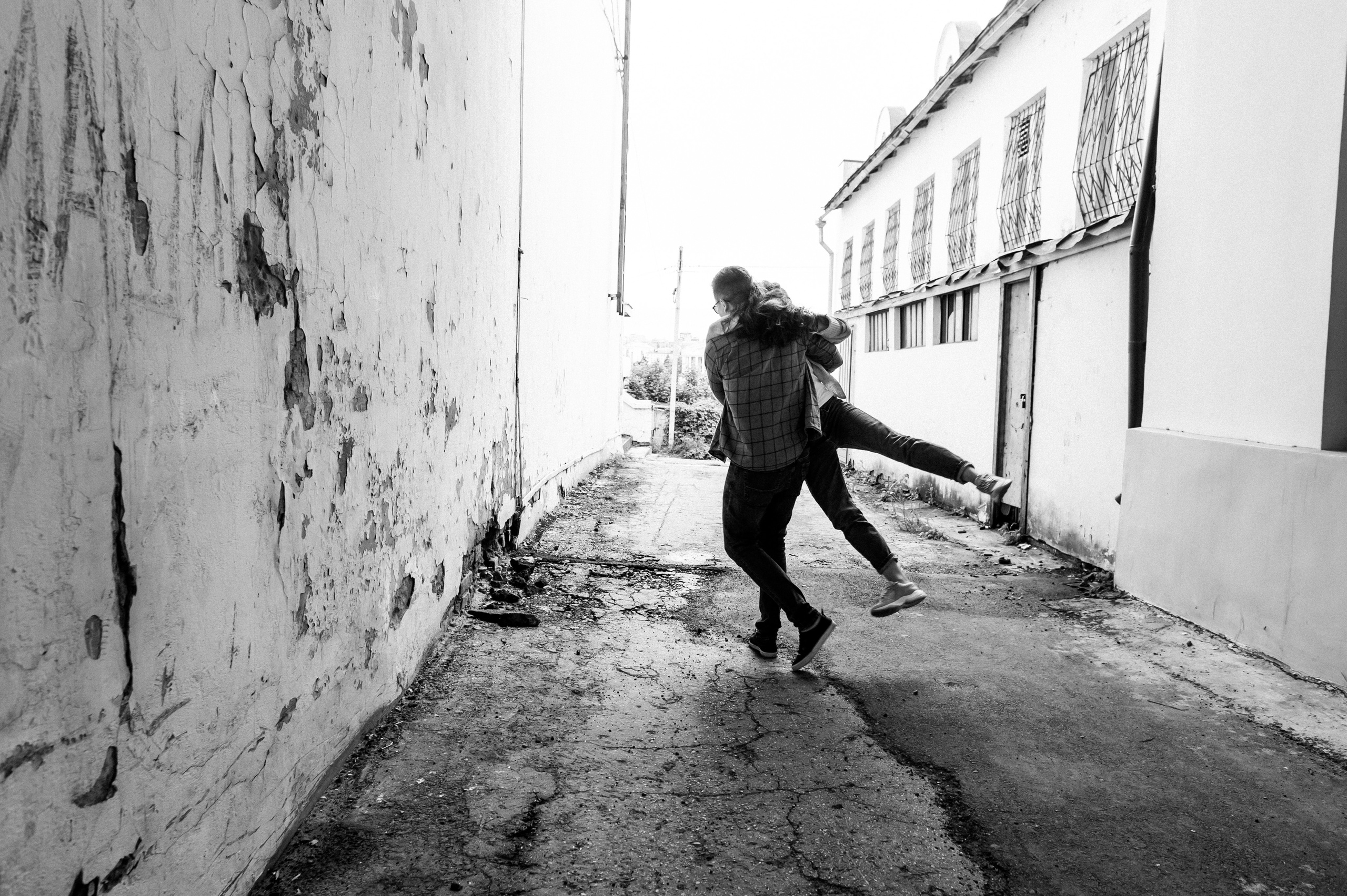 Романтично-комедийная Love Story в чёрно-белом кино. Свадебный и репортажный фотограф Сергей Чесноков