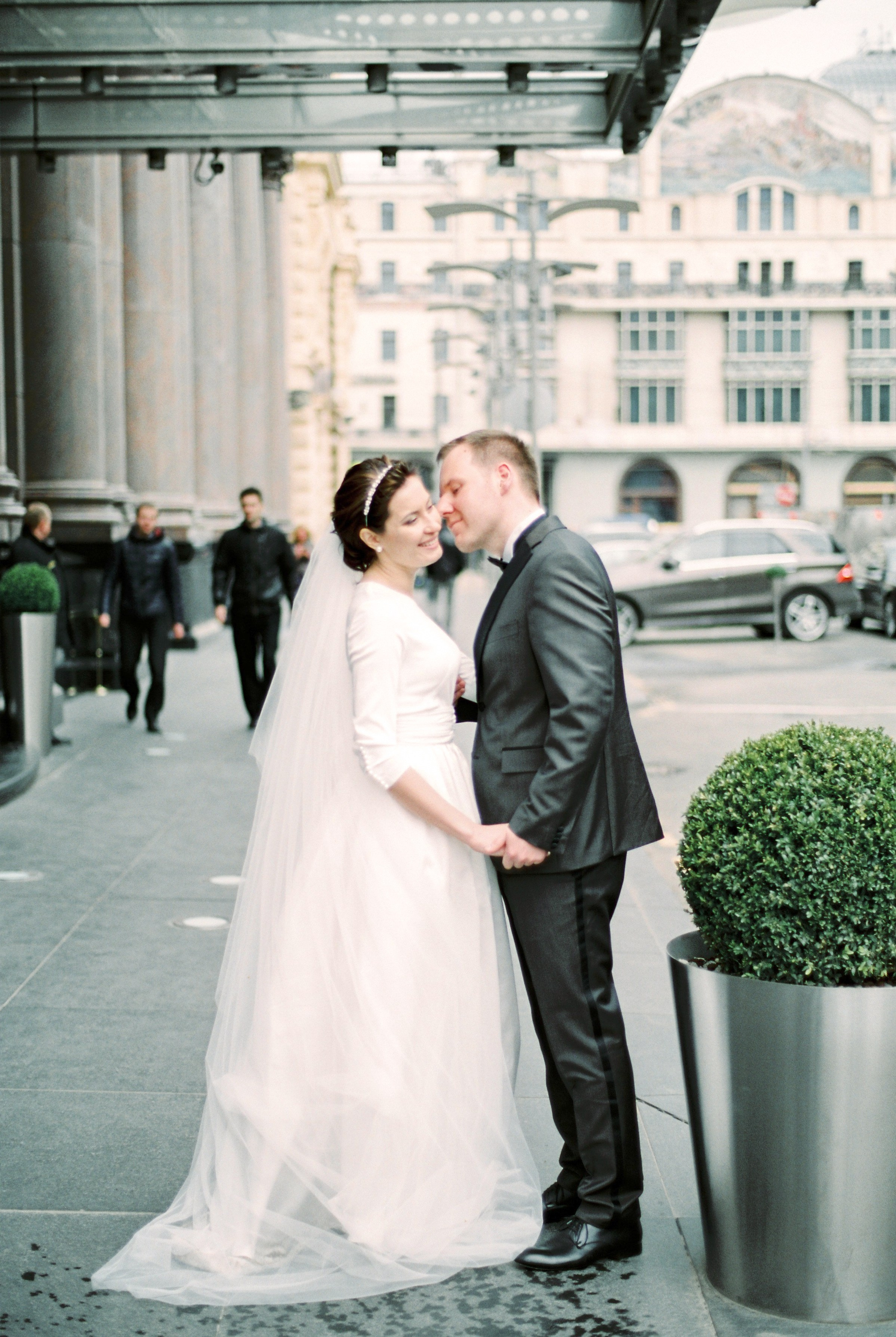 Стильная свадьба на плёнку в центре Москвы, плёночный фотограф Москва