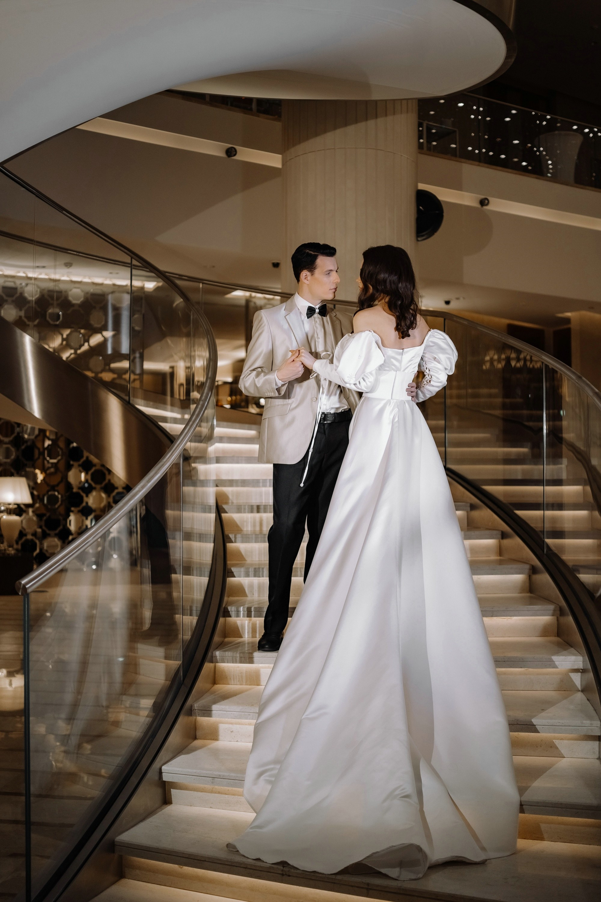 Фотосессия свадьбы на лестнице в Hyatt Regency Moscow Petrovsky Park. Свадебный и семейный фотограф в Москве Светлана Зоткина