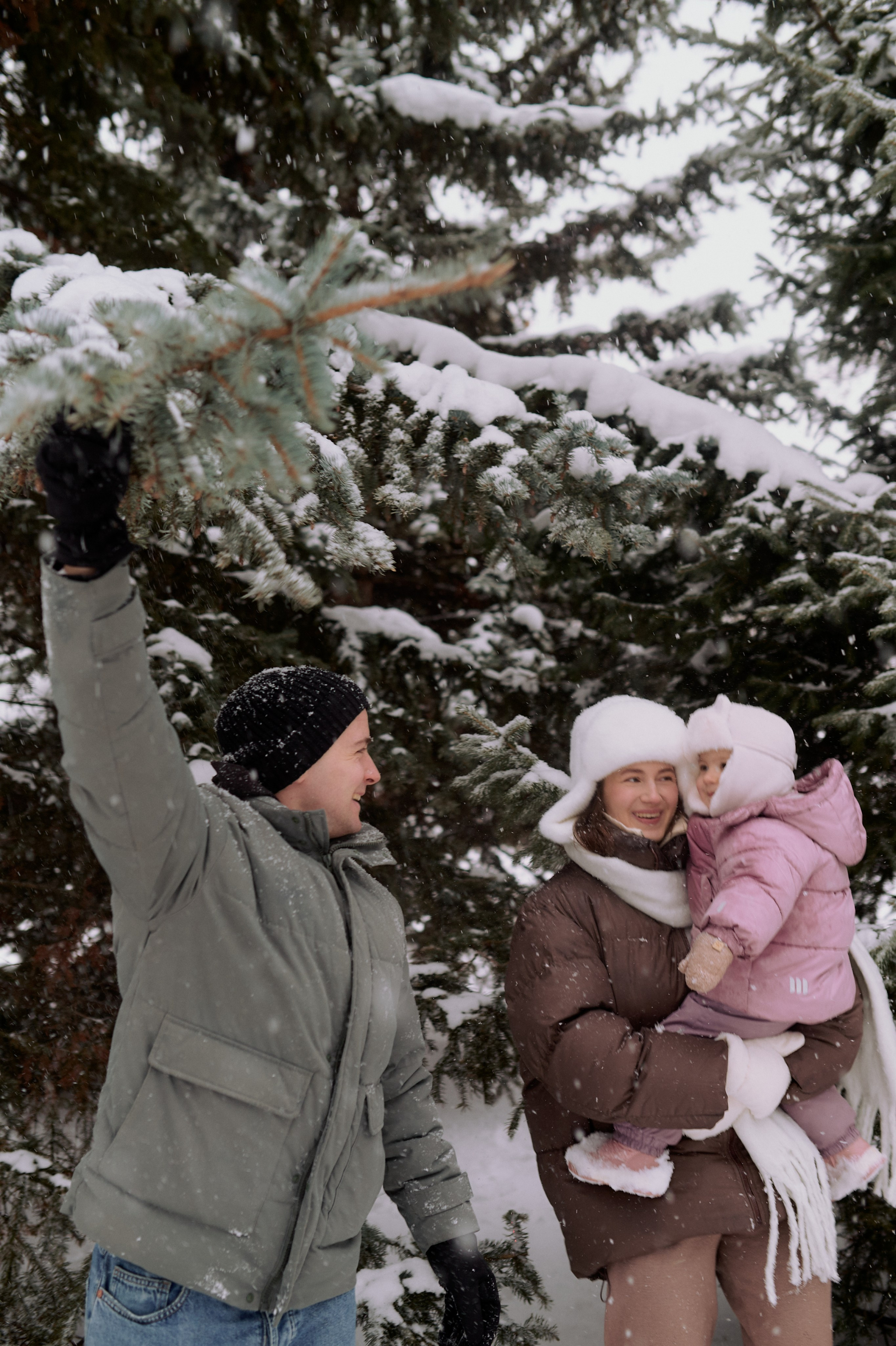 Андрей, Леся и Василиса в снежном парке. Семейный и свадебный lifestyle-фотограф в Москве Мария Петрова
