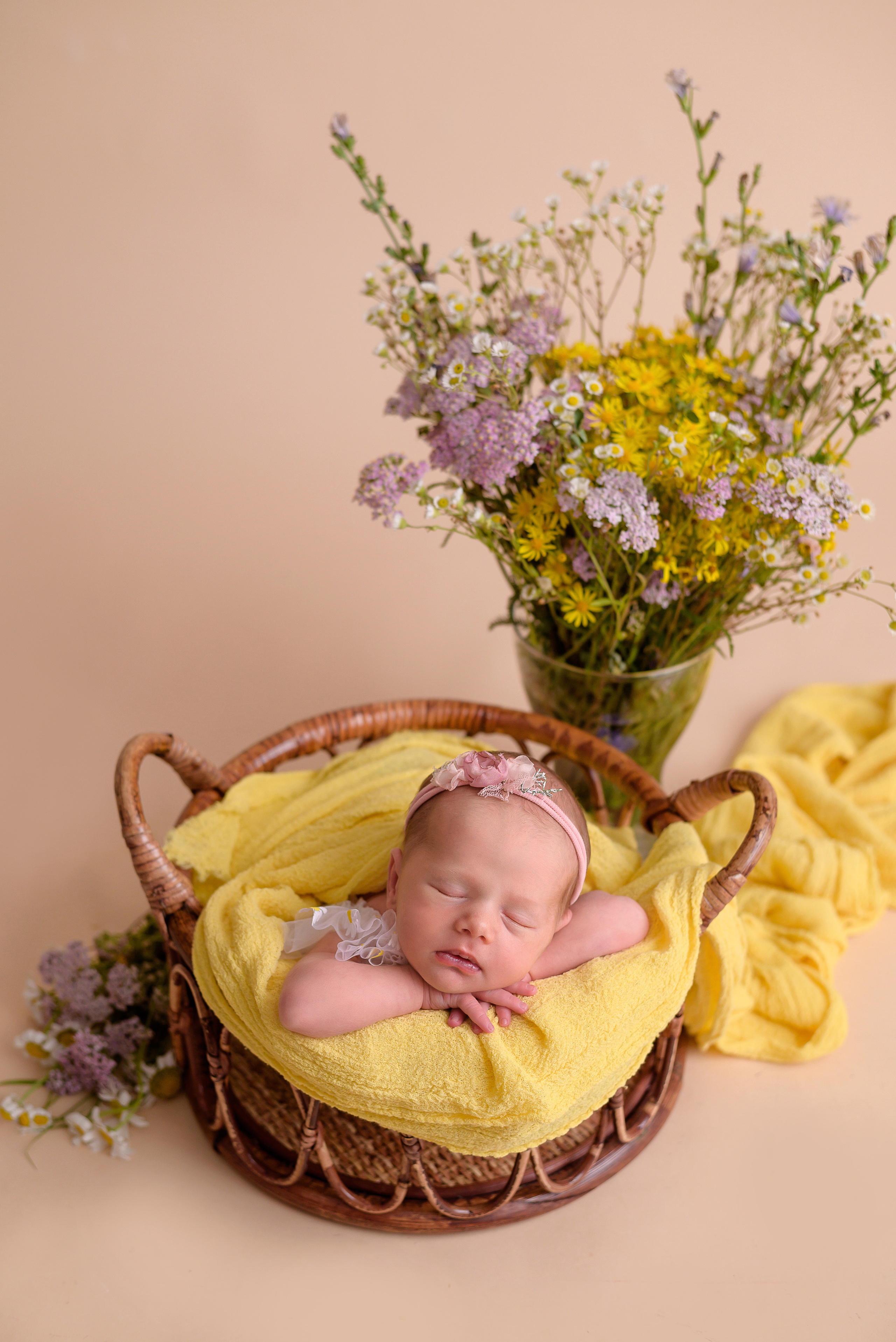 новорожденная девочка с цветами