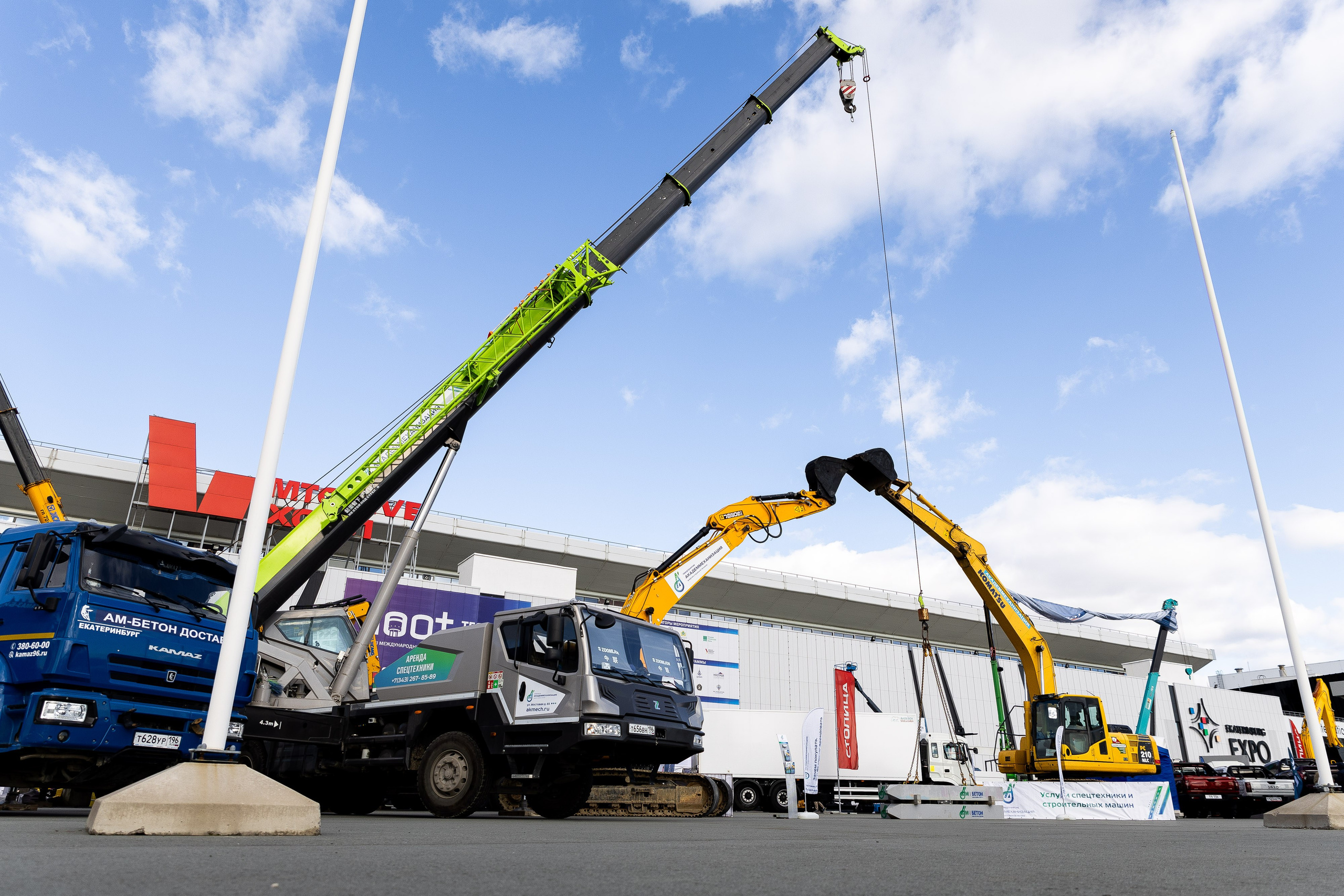 100+ (разные стенды). Фотограф Родион Нарудинов