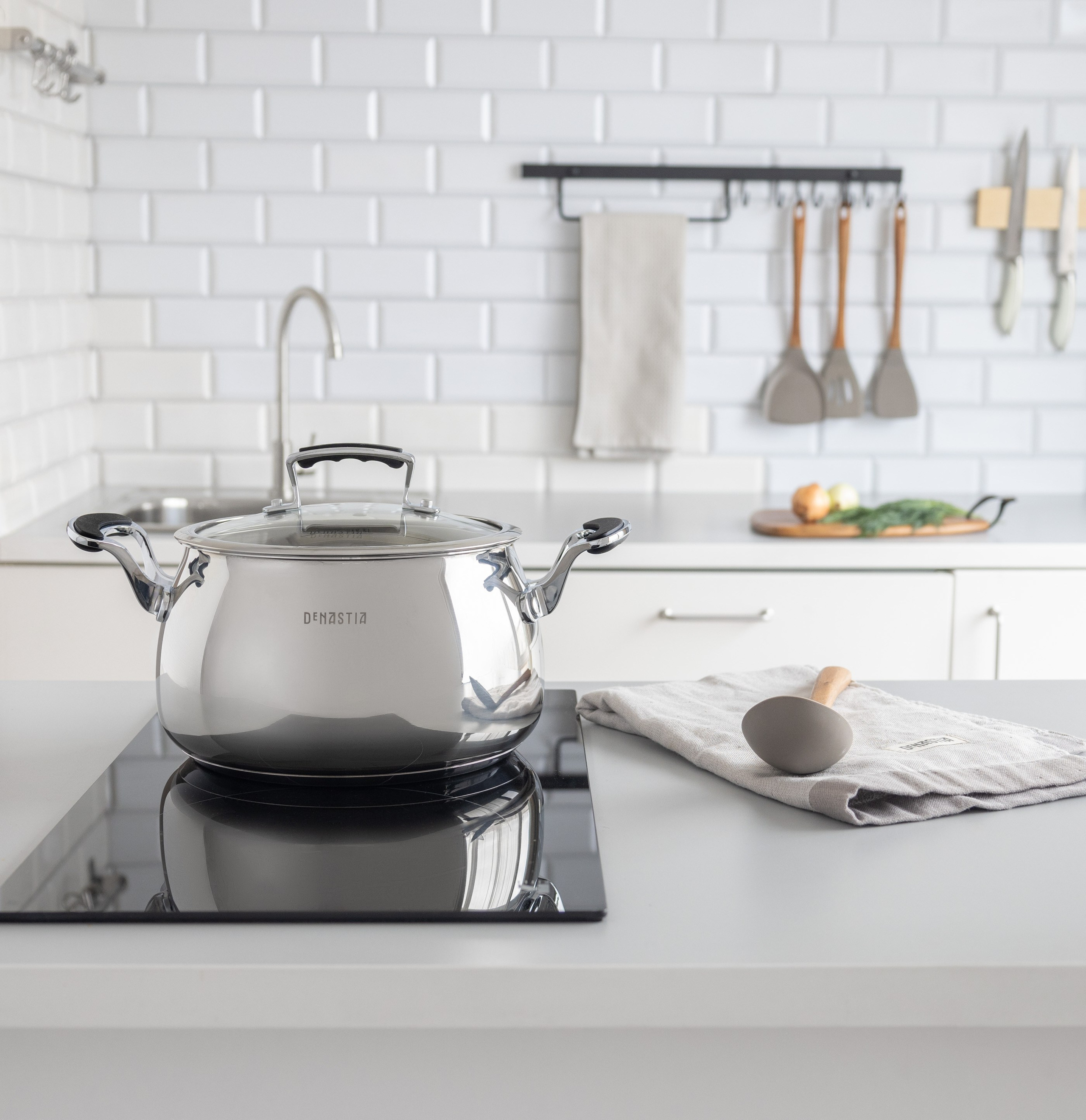 Кастрюли из нержавейки на стеклянной плитке | Контент для кухонного каталога