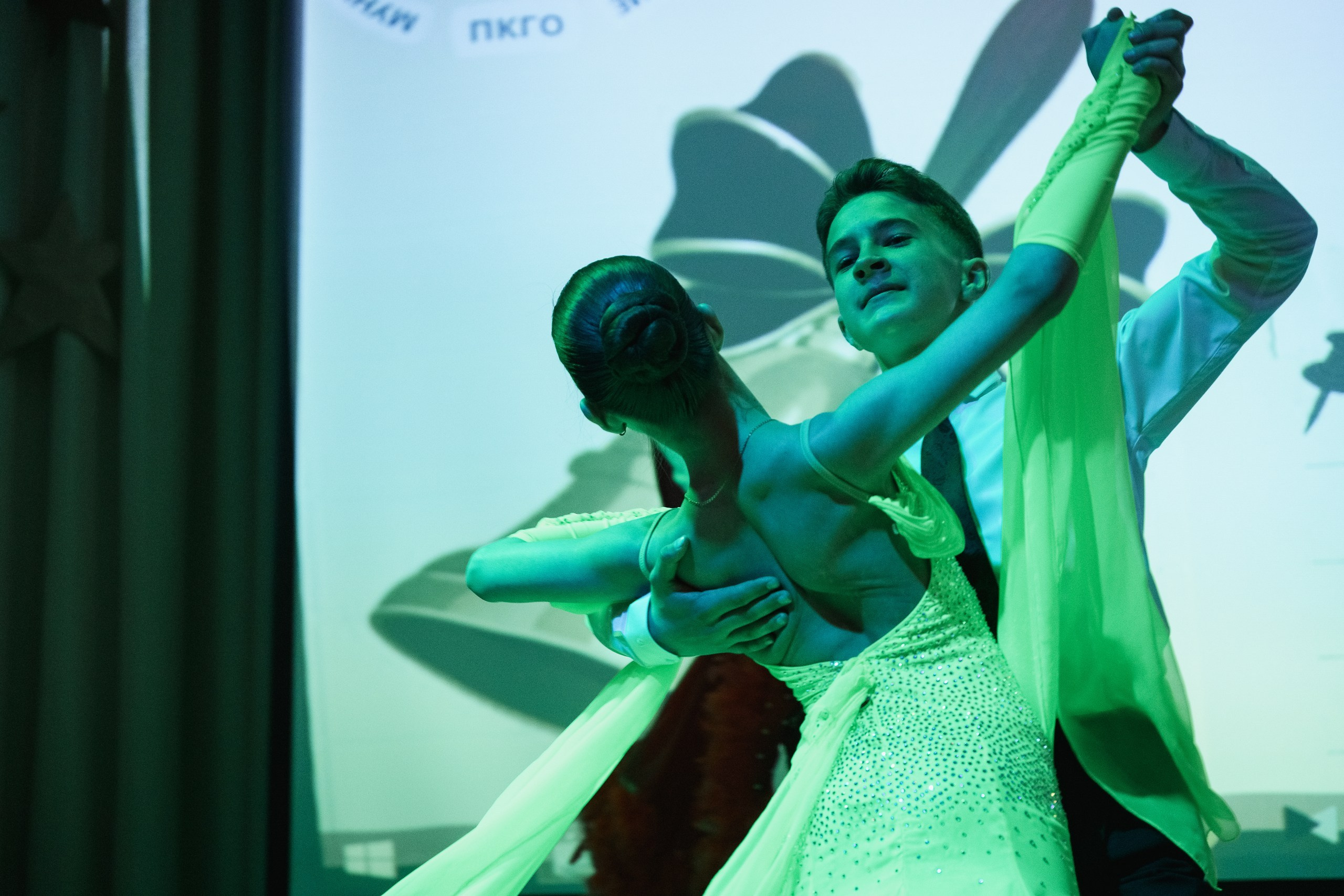 Фотосъемка последнего звонка в Петропавловске-Камчатском, Торжественная линейка выпускников в Петропавловске-Камчатском, Школьная фотосессия с учителями и одноклассниками в Петропавловске-Камчатском, Трогательные кадры прощания со школой в Петропавловске-Камчатском, Стоимость фотосъемки последнего звонка в Петропавловске-Камчатском.