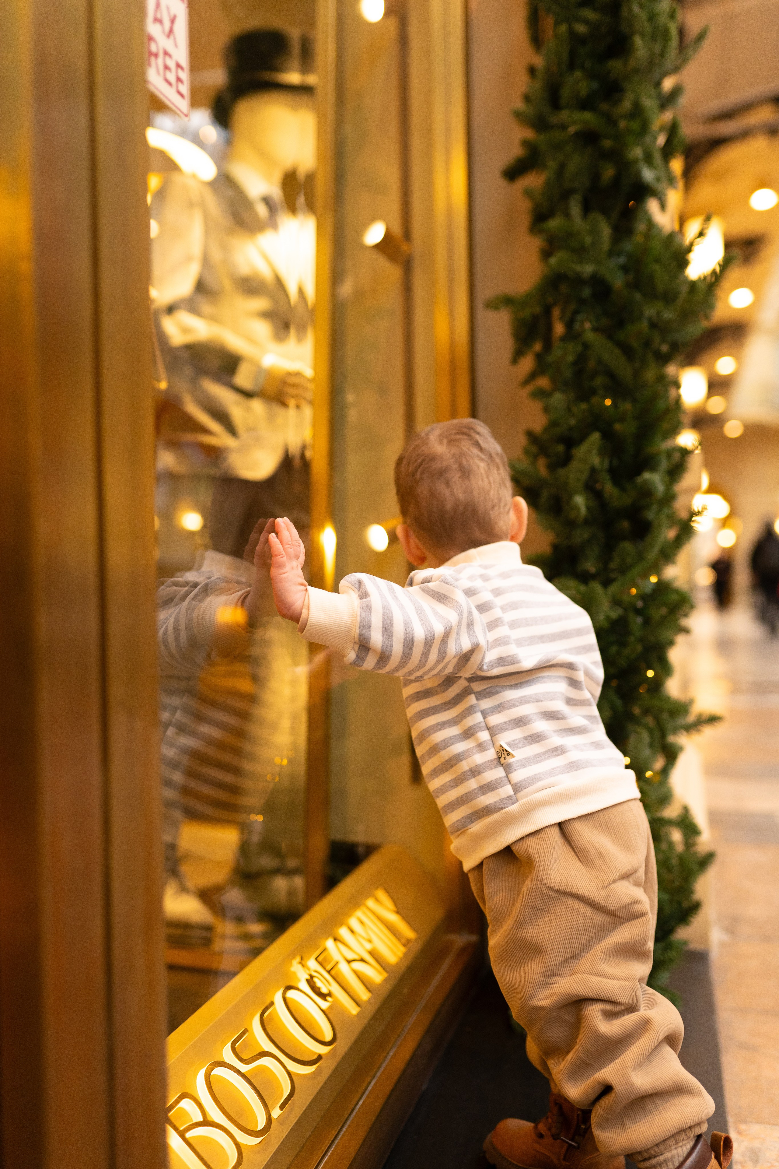 Павел, Егор и Наталия на ГУМ Ярмарке. Свадебный фотограф в Москве Анна Полушина